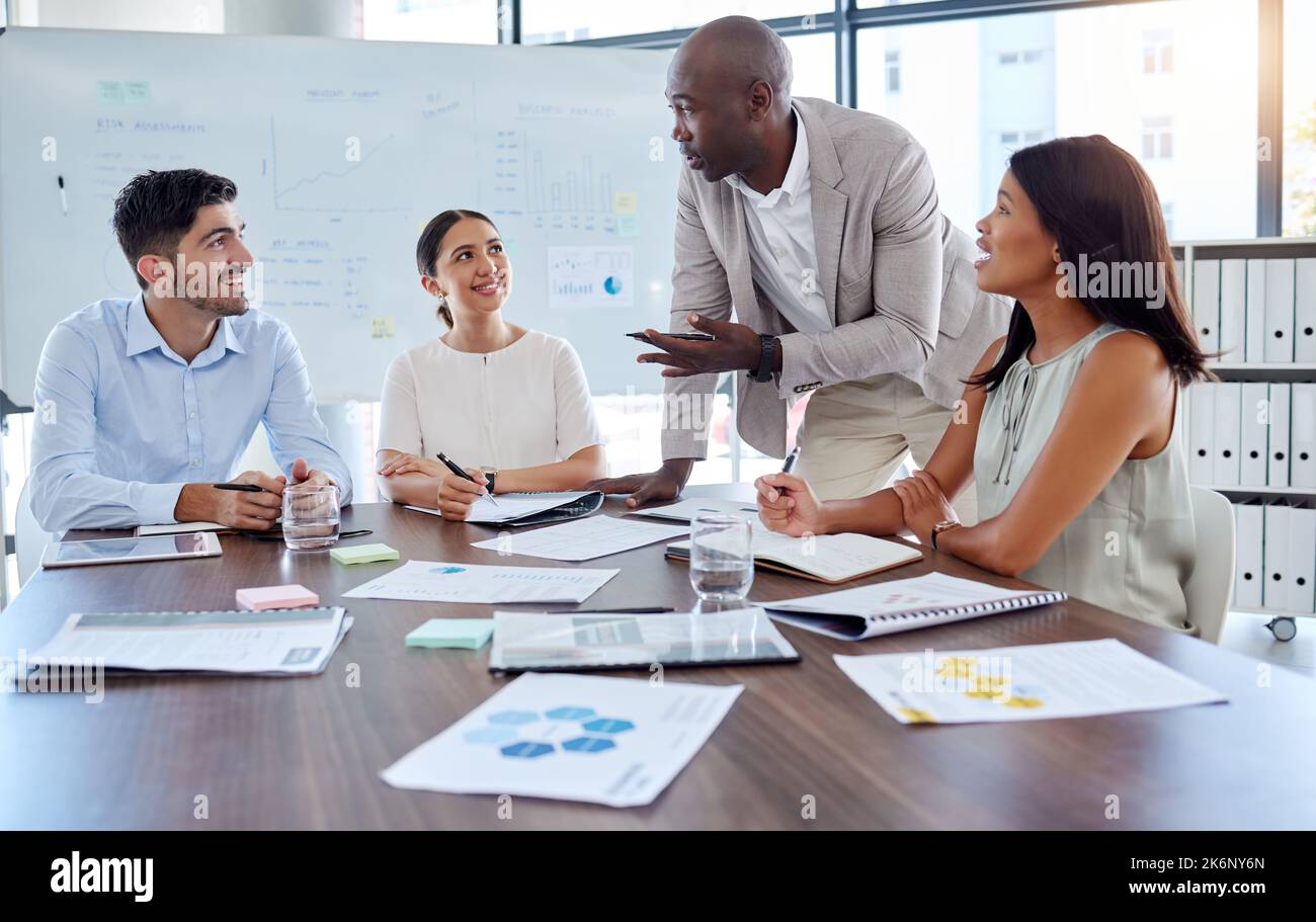Leadership, coaching et personnel d'entreprise lors d'une réunion de planification de la marque, de l'innovation et de l'analyse à l'échelle mondiale. Stratégie, patron et pdg parlant aux travailleurs Banque D'Images
