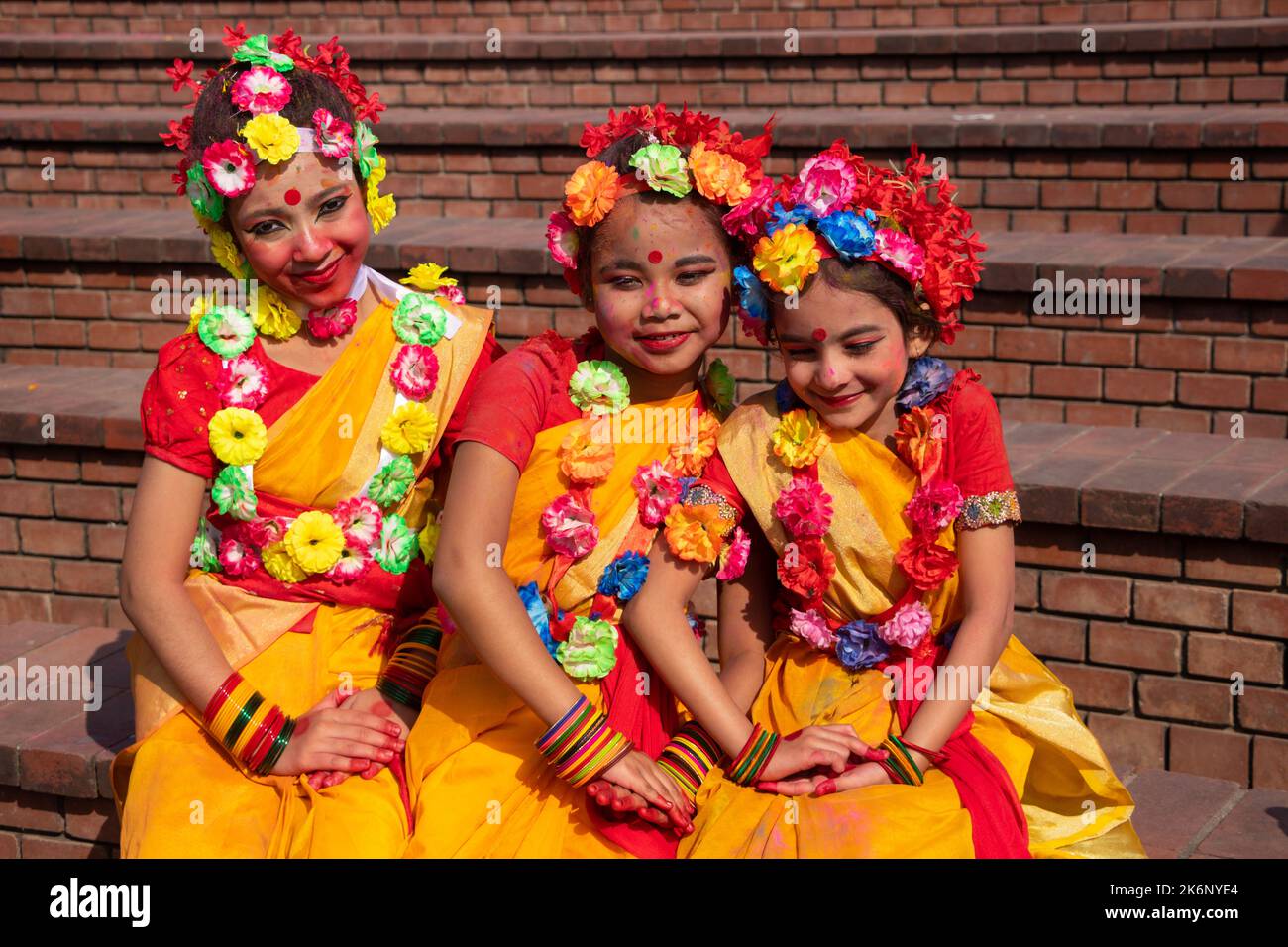 Les femmes portent des robes traditionnelles avec des ornements floraux et se présentent au Festival de printemps, le premier jour du printemps du mois bengali ''Falgun''. Banque D'Images