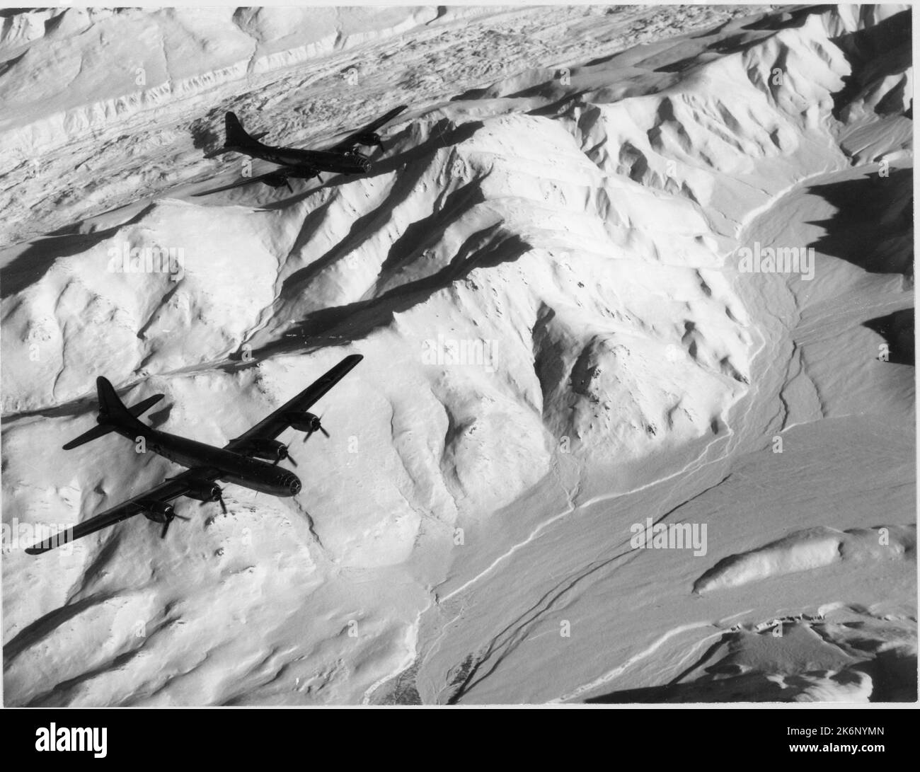 Formation des Superforteresses Boeing B-29 près du mont McKinley, en Alaska. Formation des Superforteresses Boeing B-29 près du mont McKinley, en Alaska. Banque D'Images