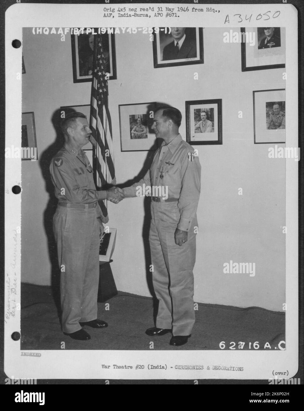 Le général de division George E. Stratemeyer félicite le général de division Charles B. Stone III après l'avoir présenté à une base en Inde le 19 mai 1945, la Croix volante distinguée. Banque D'Images