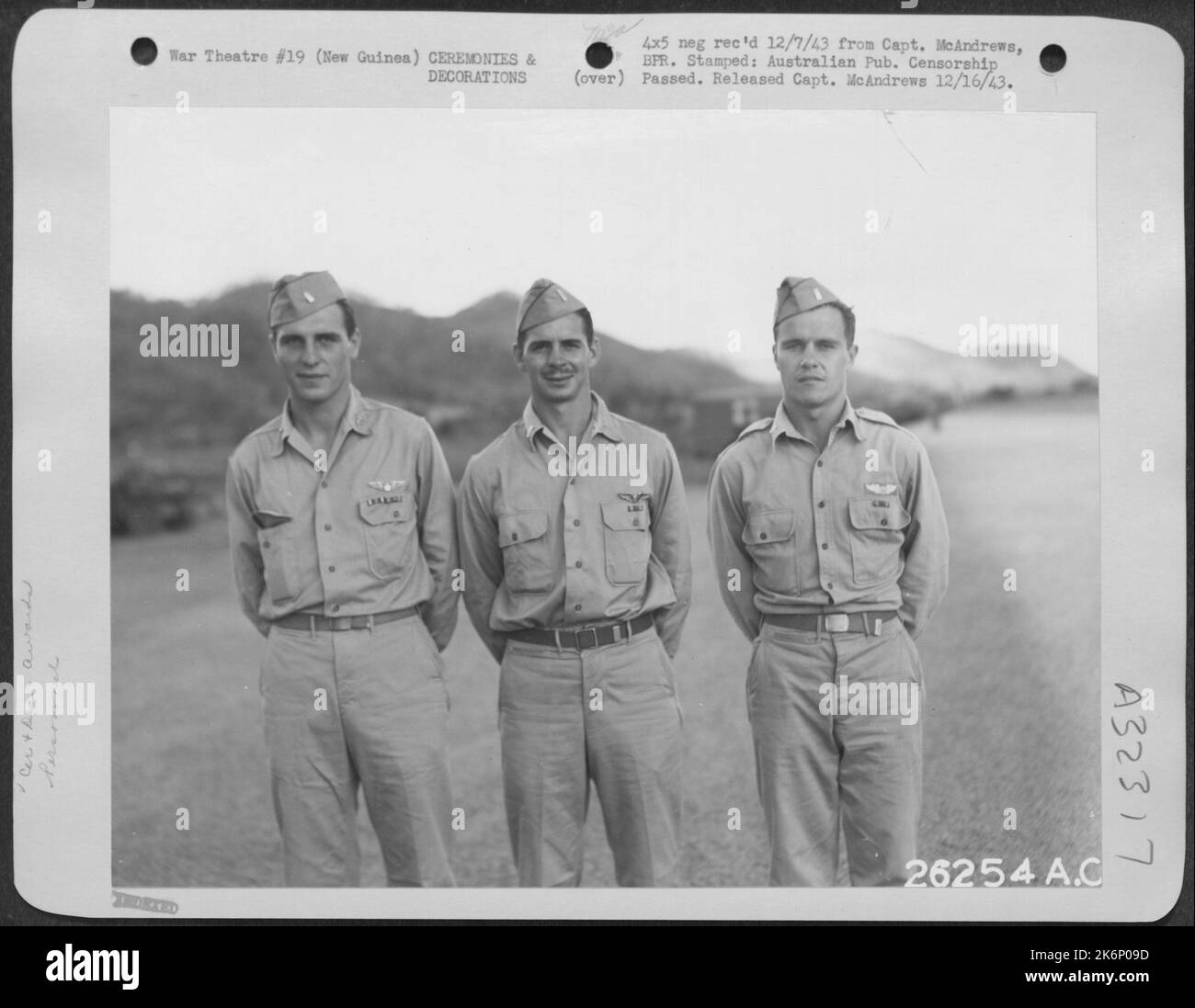 Ces trois pilotes de poursuite de l'unité Head Hunters ont récemment été décorés dans une base avancée en Nouvelle-Guinée pour leur action contre les Japonais. Ils sont, de gauche à droite: 1st LTS. Don C. Hanover, Jr. Ou Fostoria, Ohio; Kenneth G. Ladd de Salt Lake Banque D'Images