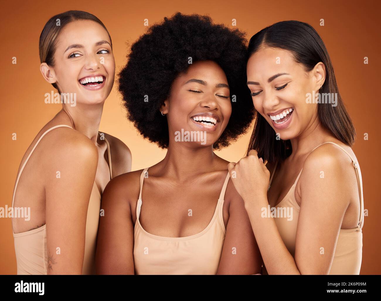 Heureux, beauté et diversité des femmes du groupe modèle rire ensemble. Les gens ou les filles ont le sourire en se sentant calme, en se responsabilisant et en se faisant soigner Banque D'Images