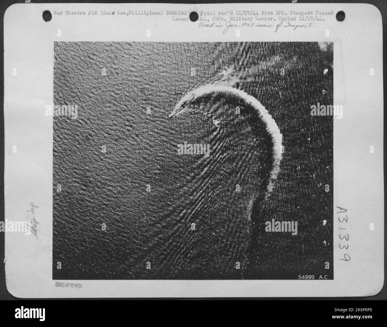 Le routing d'une force opérationnelle de 12 navires de la marine japonaise dans la 26 octobre 1944 de la mer de Sulu, par les libérateurs de l'AAF 13th de Fightin a été remarquable de plusieurs façons. Ce n'est pas le moins que cette photographie a été produite après la bataille, qui a montré un cuirassé de classe Yamato Banque D'Images