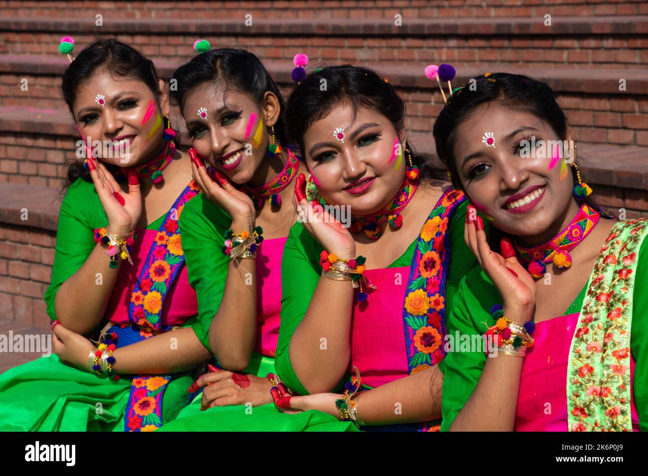 Les femmes portent des robes traditionnelles avec des ornements floraux et se présentent au Festival de printemps, le premier jour du printemps du mois bengali ''Falgun''. Banque D'Images