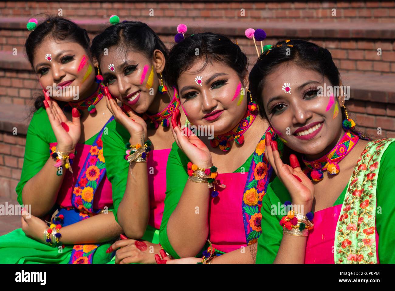 Les femmes portent des robes traditionnelles avec des ornements floraux et se présentent au Festival de printemps, le premier jour du printemps du mois bengali ''Falgun''. Banque D'Images