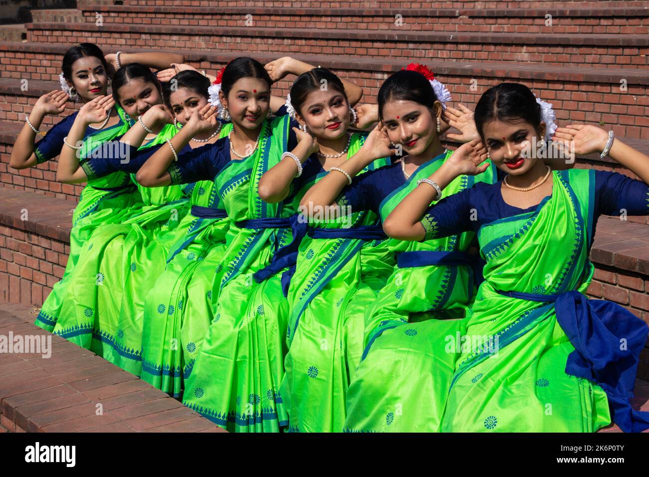 Les femmes portent des robes traditionnelles avec des ornements floraux et se présentent au Festival de printemps, le premier jour du printemps du mois bengali ''Falgun''. Banque D'Images