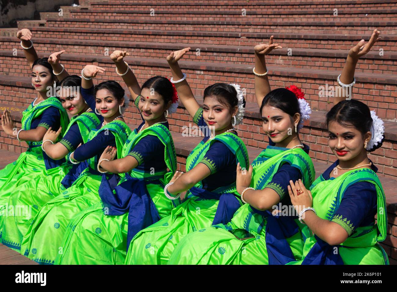 Les femmes portent des robes traditionnelles avec des ornements floraux et se présentent au Festival de printemps, le premier jour du printemps du mois bengali ''Falgun''. Banque D'Images