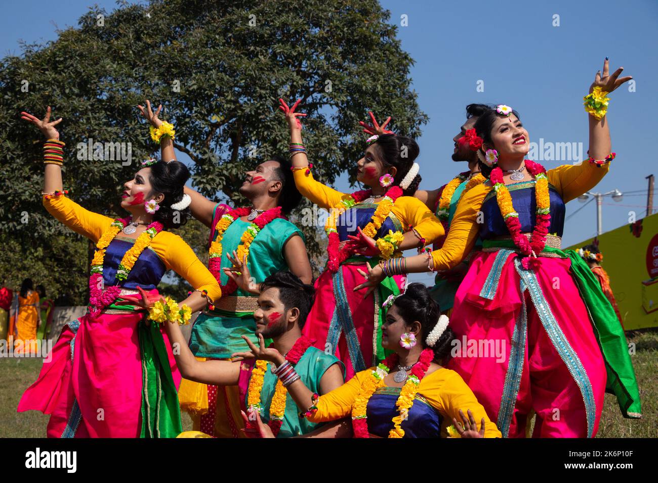 Les femmes portent des robes traditionnelles avec des ornements floraux et se présentent au Festival de printemps, le premier jour du printemps du mois bengali ''Falgun''. Banque D'Images