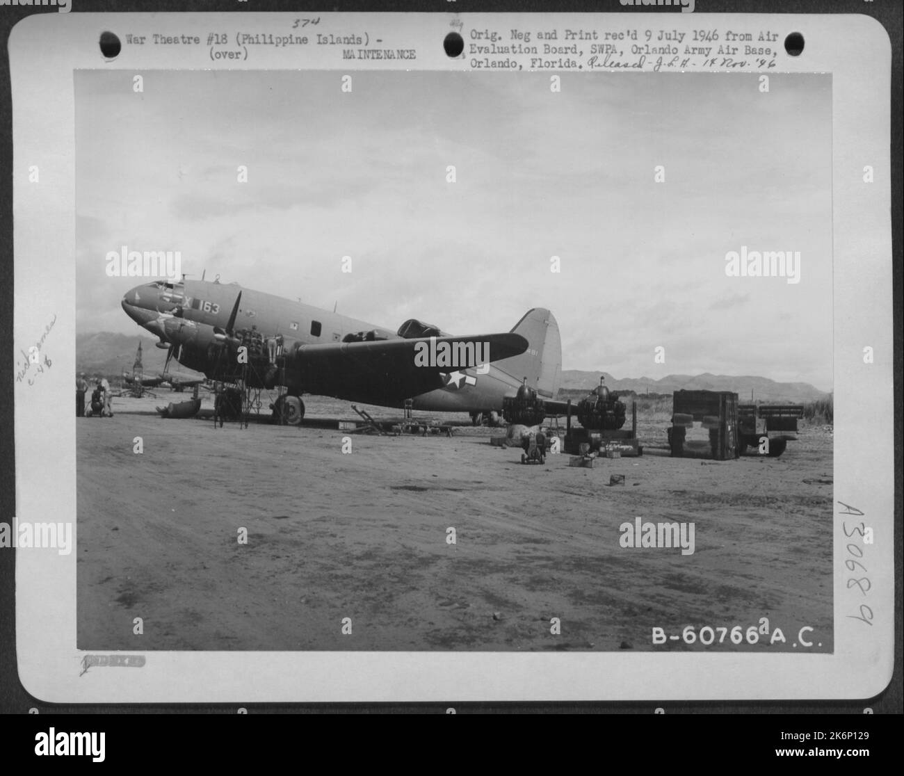 La mécanique change de moteur sur le Curtiss C-46 Commando 'Quifring Sal' à Clark Field, Luzon, Îles Philippines - 25 juin 1945. Banque D'Images