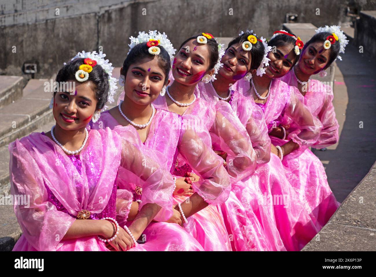 Les femmes portent des robes traditionnelles avec des ornements floraux et se présentent au Festival de printemps, le premier jour du printemps du mois bengali ''Falgun''. Banque D'Images