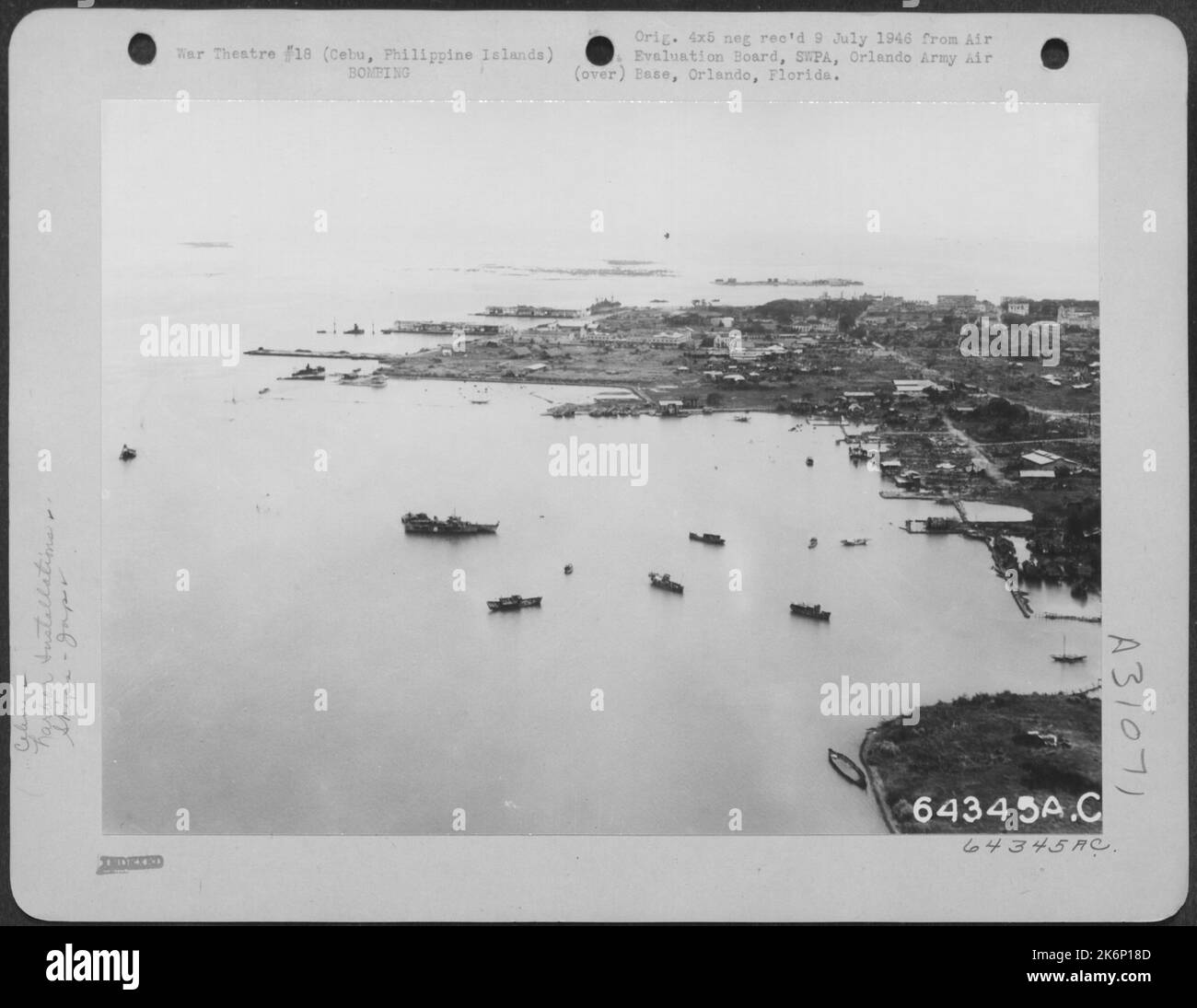 Vue aérienne des navires Jap endommagés dans le port du côté nord de la ville de Cebu, aux îles Philippines. Avril 1945. Banque D'Images