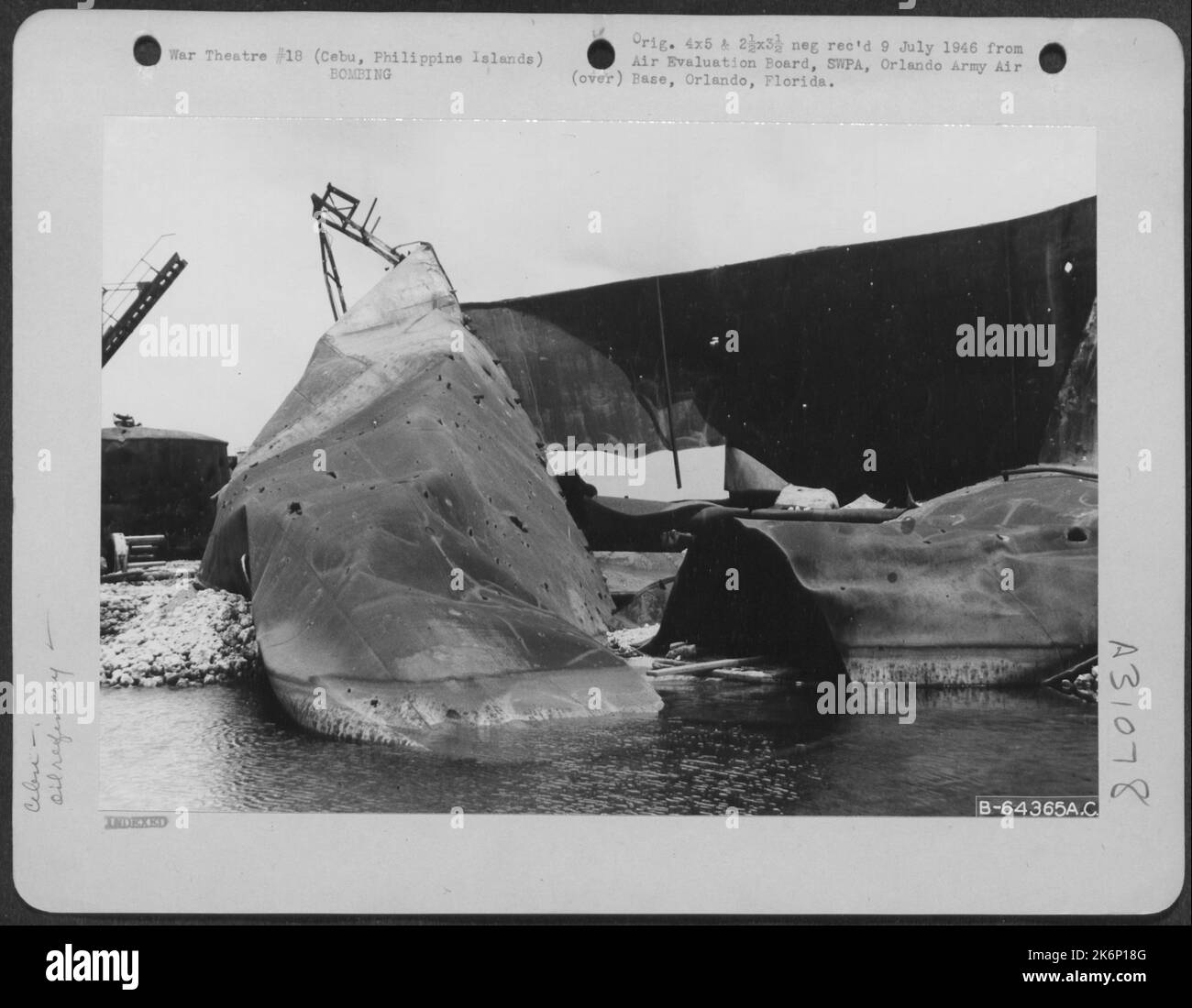 Texas Oil Company raffinerie de pétrole à Cebu City, aux îles Philippines. Le réservoir illustré sur cette photo a explosé lorsque les bombardiers de la Force aérienne alliée ont bombardé la raffinerie. Mai 1945. Banque D'Images