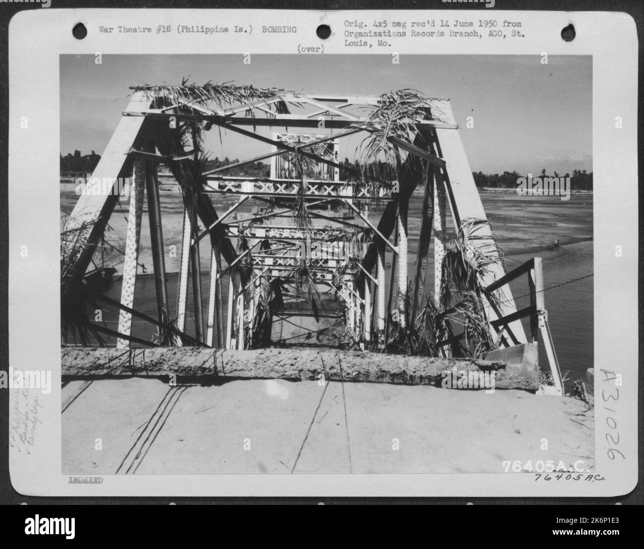 La bombe a endommagé le pont quelque part dans les îles Philippines. Notez la tentative des Japonais fait en camouflant le pont avec le feuillage. Banque D'Images