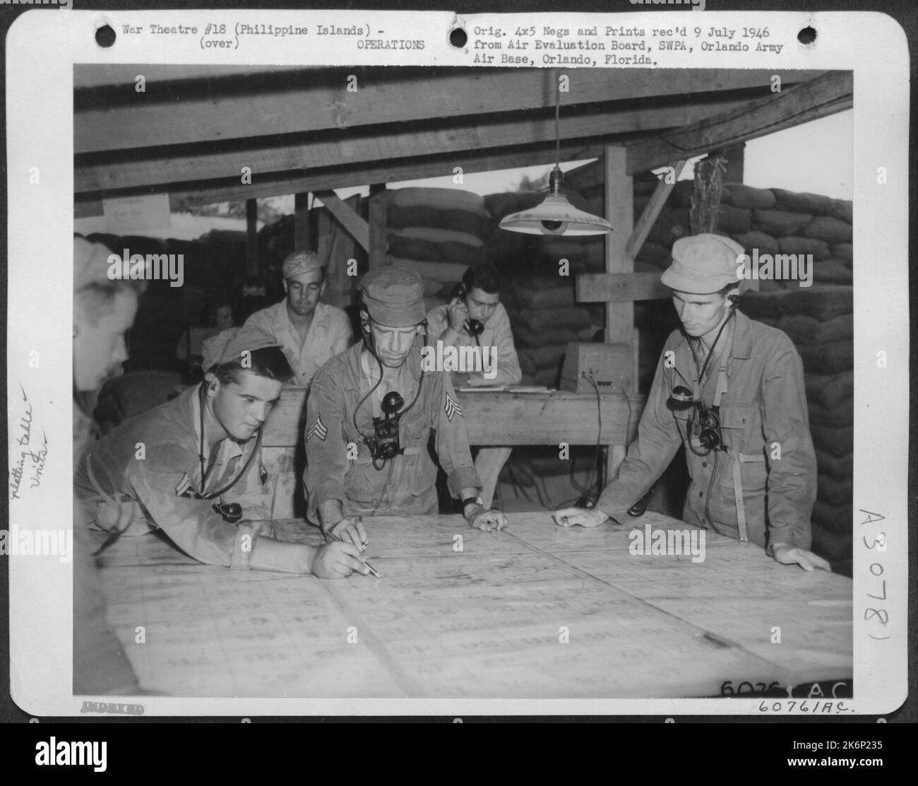 Commande Post-traçage de la table. L'agent de service en arrière-plan (à droite), a un contact constant avec tous les pistolets de la batterie pendant le fonctionnement. Il ne peut donner l'ordre de tirer qu'au commandement du quartier général supérieur. Lorsqu'il y en a plus d'un Banque D'Images