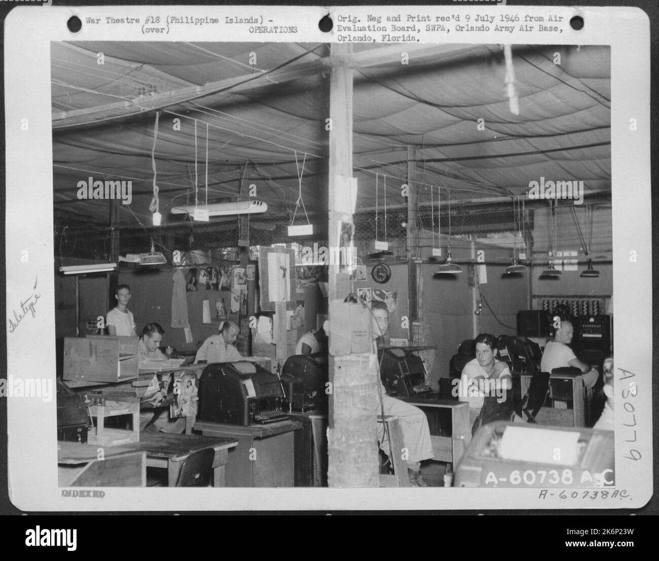 Téléimprimeur et standard dans le centre de messages au Siège, 13th Air Force, Leyte, Philippines. Banque D'Images