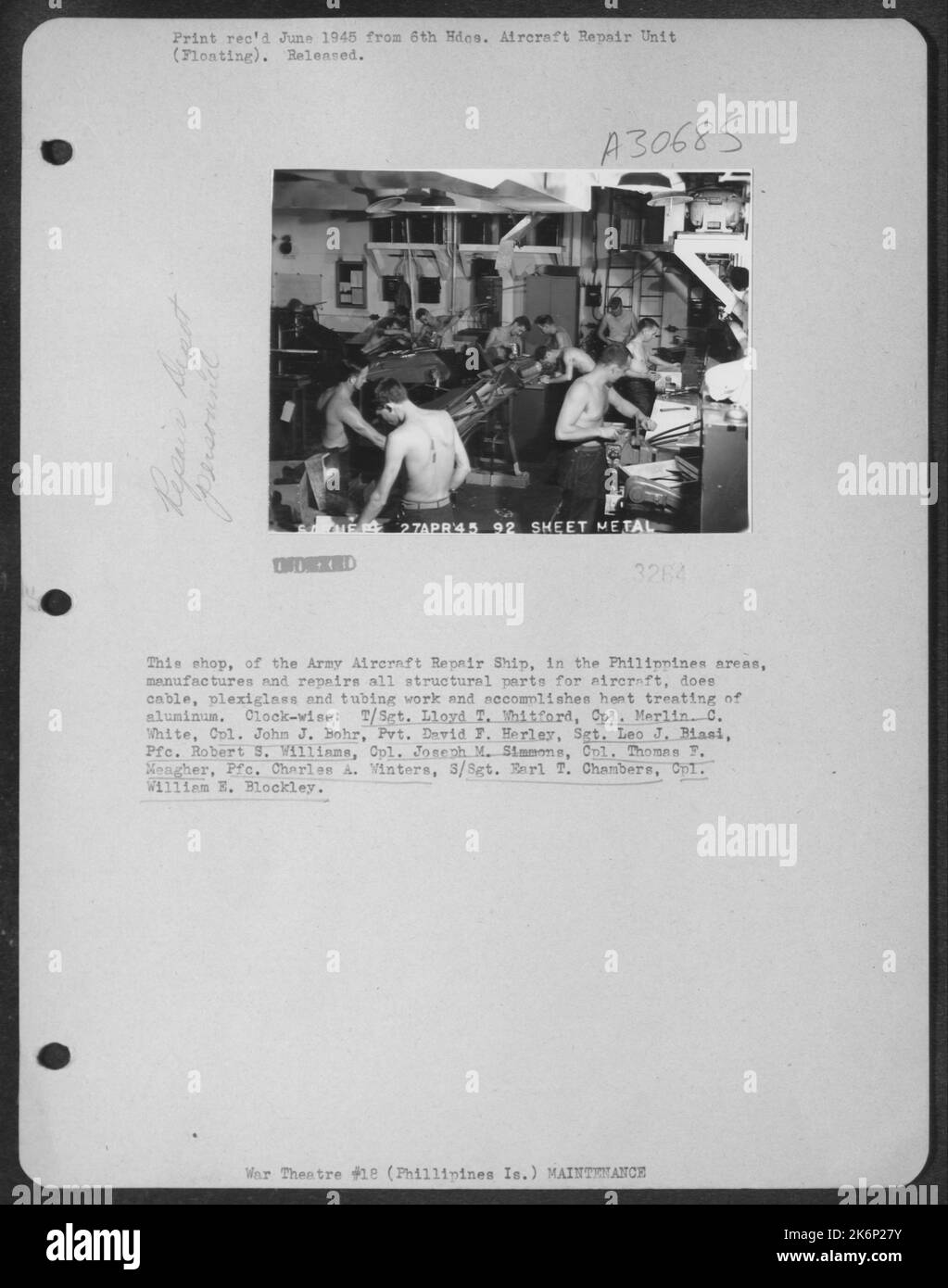Cette boutique, du navire de réparation d'aéronefs de l'armée, dans les régions des Philippines, fabrique et répare toutes les pièces structurelles d'aéronefs, effectue des travaux de câble, de plexiglas et de tubage et réalise le traitement thermique de l'aluminium. Dans le sens de l'horloge : T/Sgt. Lloyd T. Whitford Banque D'Images