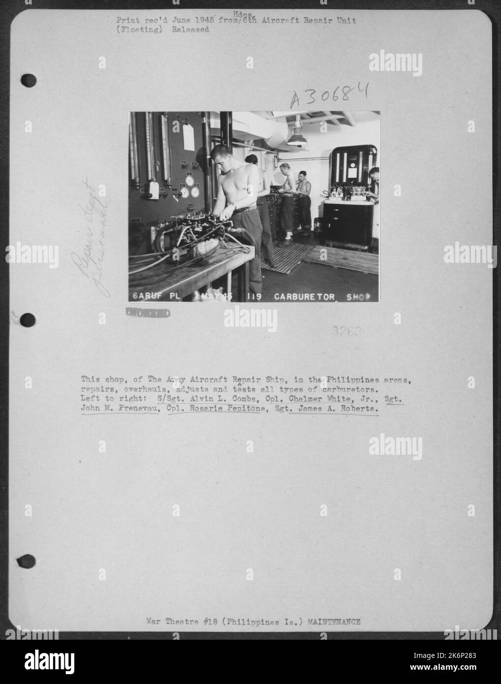 Cette boutique, du navire de réparation d'avions de l'armée, dans les régions des Philippines, répare, remporte, ajuste et teste tous les types de carburateurs. De gauche à droite : S/Sgt. Alvin L. Combs, Cpl. Chalmer White, Jr., Sgt. John M. Prenevau, Cpl. Rosarie Pepitone, Sgt. Banque D'Images
