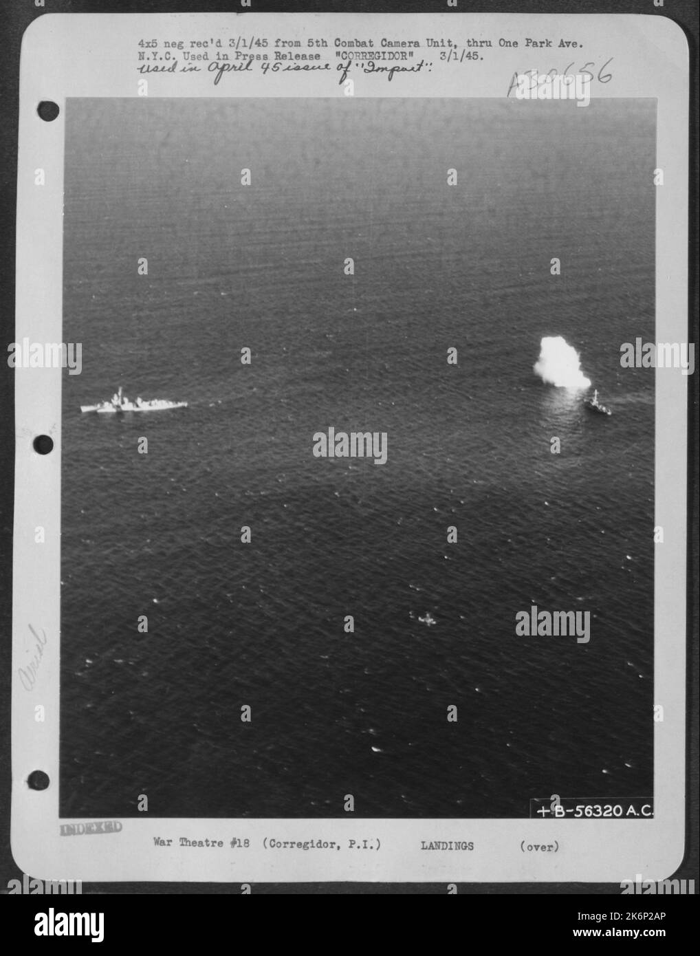 En dépit de la poursuite des bombardements de la marine, les canons de Jap continuaient de tirer. L’un des quasi-accidents. Banque D'Images