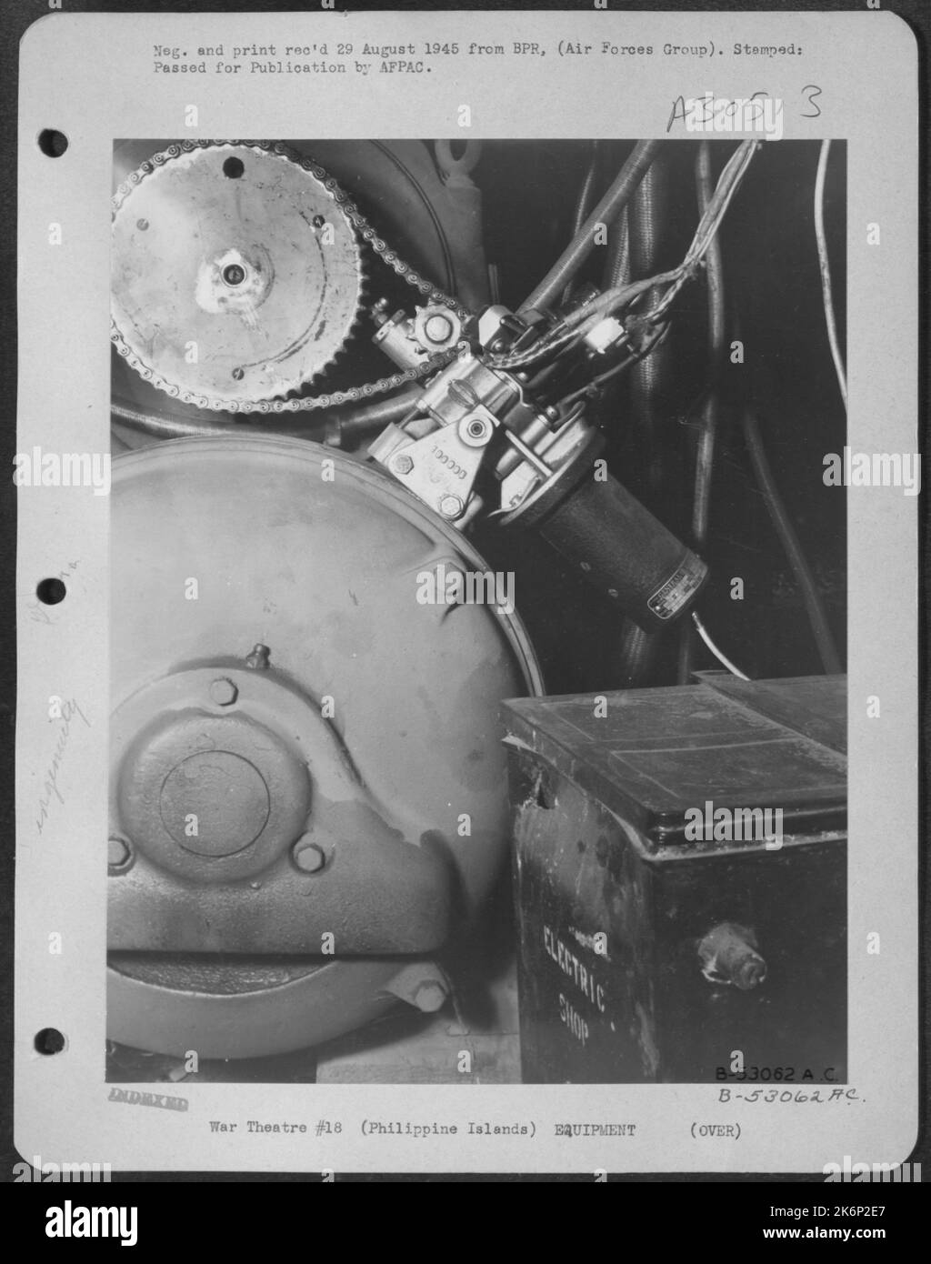 L'unité de commande de vitesse installée sur le téstomètre américain VariDrive montrant l'ensemble actionneur, le volet du refroidisseur d'huile avec entraînement par chaîne et le pignon. Ce téstomètre a été conçu par T/Sgt. George W. Clark est en poste dans les îles Philippines. Banque D'Images