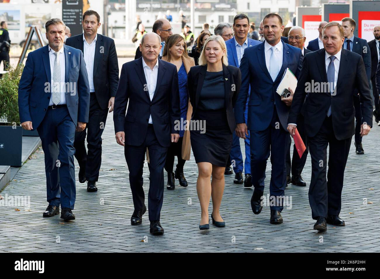 Berlin, Allemagne. 15th octobre 2022. Lars Klingbeil (2nd de gauche), Président du SPD, Chancelier allemand OLAF Scholz (SPD, 3rd de gauche), Iratxe García Pérez (4th de gauche), Président du Groupe de l'Alliance progressiste des socialistes et démocrates, Magdalena Andersson (M), Premier ministre suédois, Robert Abela (3rd.F.r.), Premier ministre de Malte, Pedro Sánchez (2nd F.r.), Premier ministre espagnol, et Stefan Löfven (r), nouveau président des sociaux-démocrates européens, arrivent ensemble au Congrès des socialistes européens PSE. Credit: Carsten Koall/dpa/Alay Live News Banque D'Images