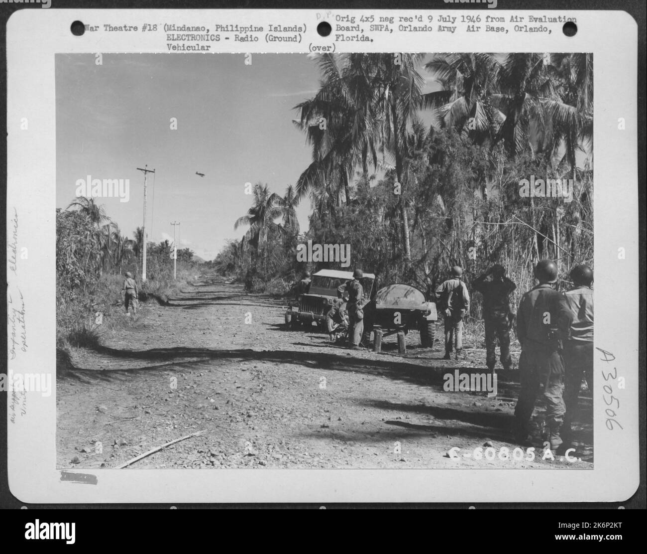 Trois corsaires de F4U ont été utilisés pour déposer des bombes Napalm sur des positions japonaises à 300 mètres devant nos troupes de ligne. Le commandant du régiment avait demandé la coopération aérienne lorsque notre division de 24th essayait de progresser le long de cette route de Taloma Banque D'Images
