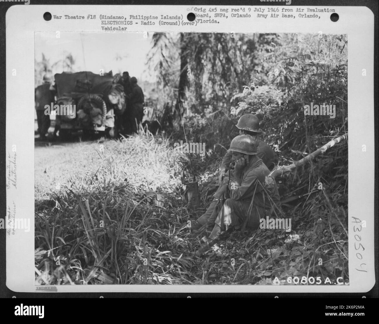 Alors que la jeep JASCO est en contact avec un vol d'avions par l'intermédiaire de la partie de soutien aérien, le personnel de contrôle radio de la compagnie de mortier a pris des dispositions pour marquer la cible. La radio de talkie-walkie les connecte à la compagnie de mortier qui le fera Banque D'Images