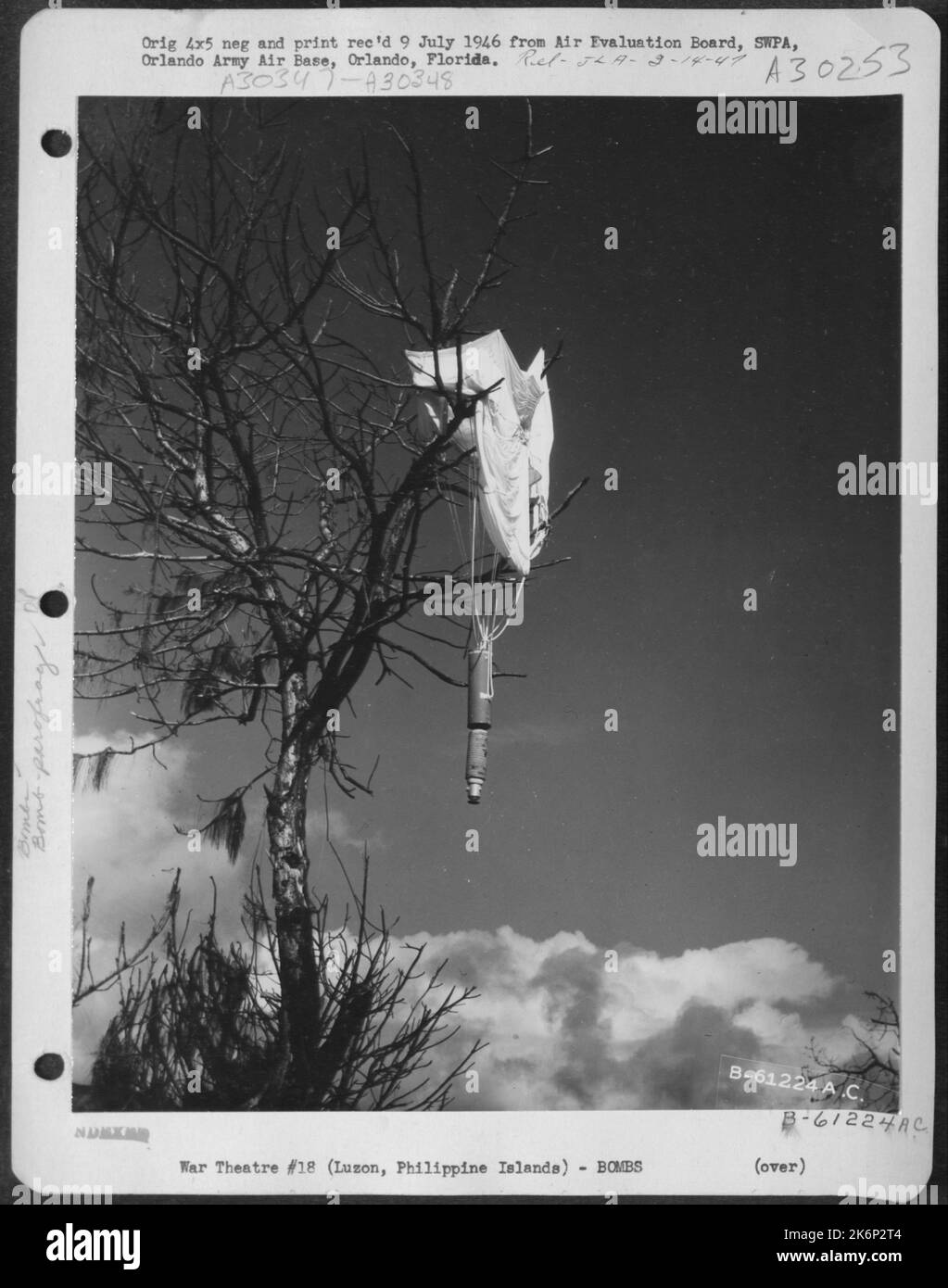 L'un de ces Parafregs M-72 qui a renversé des boîtes de pilules japonaises près de la mine Mankayan sur le nord de Luzon, dans les îles Philippines. 28 juillet 1945. Banque D'Images