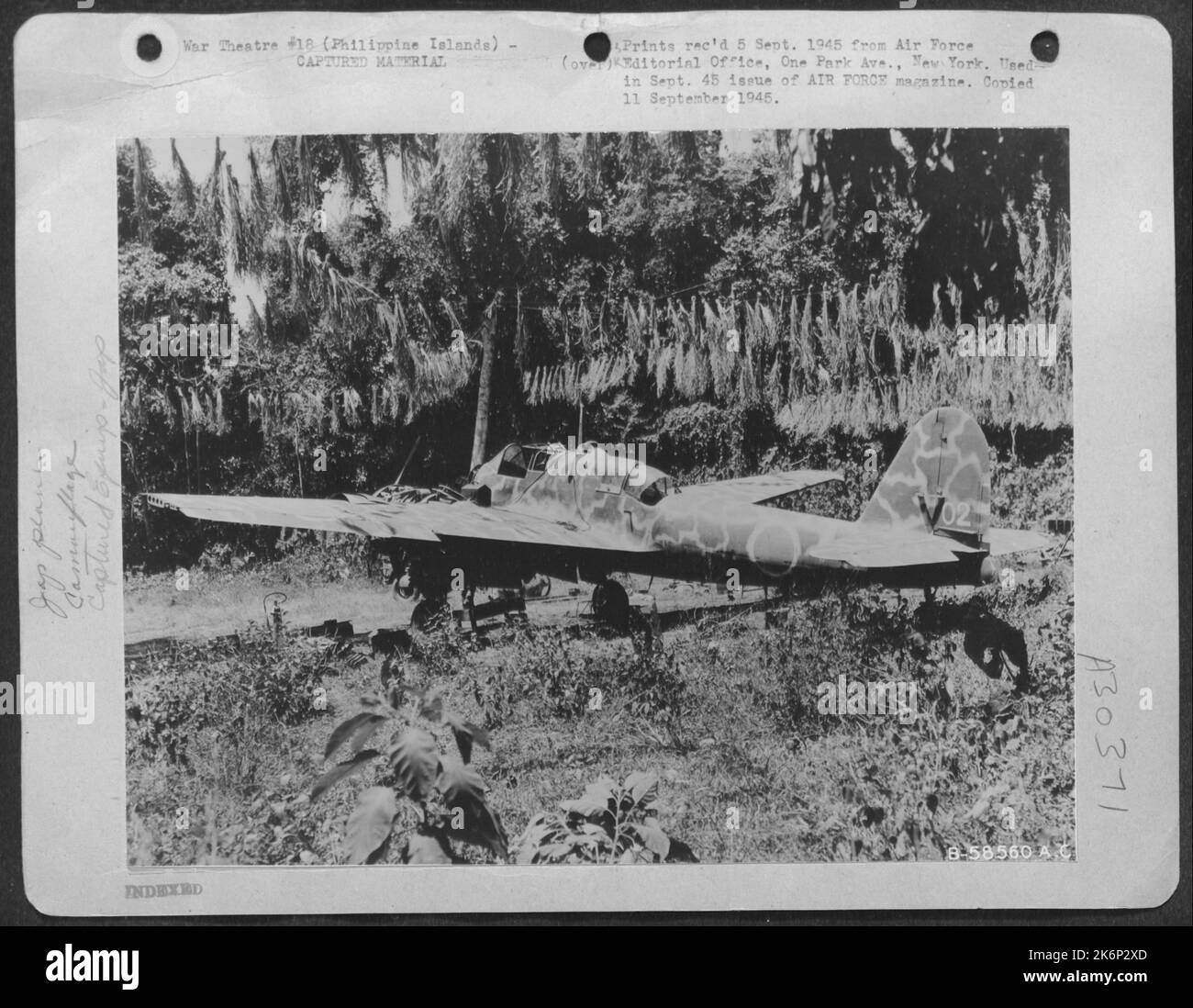 Twin fixe 50 Caliber mitrailleuses de Jap plane peut être vu monté directement derrière Pilot. Un canon à machine flexible peut également être tiré depuis le poste de pilotage arrière. Île Palawan, P. I. L'avion est Un avion de chasse Kawasaki 45 Kai ('Nick'). Banque D'Images