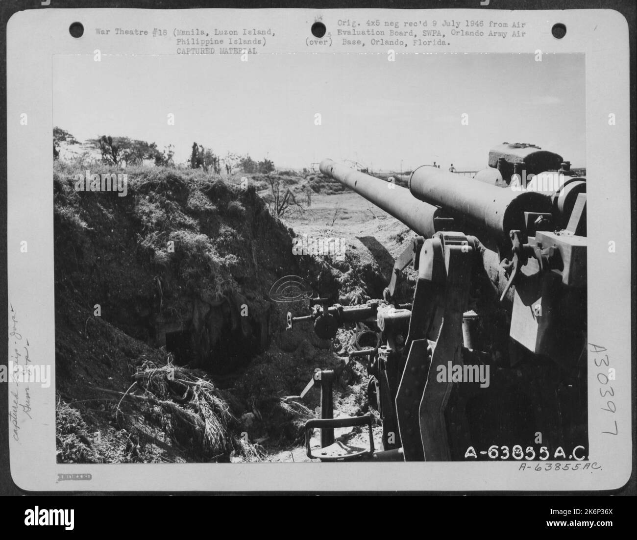 Ce sont les champs de terre du feu - le canon montré est empoché par des fragments de coquille. Manille, P.I., 1945. Banque D'Images