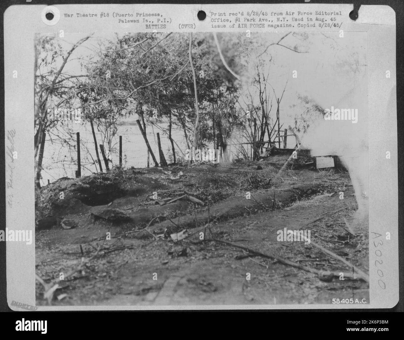 LE PYRE FUNÉRAIRE--c'était un abri de RAID aérien que les Japonais ont permis aux prisonniers de guerre américains de construire pour leur propre usage. Quelques semaines avant que nos forces n'envahissent Palawan, les JAP ont sonné une fausse alerte, puis après que les prisonniers aient pris Banque D'Images