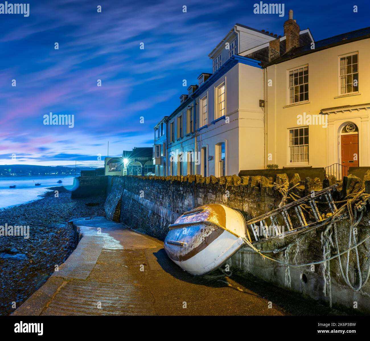 Appledore, North Devon, Angleterre. Samedi 15th octobre 2022. Après une nuit froide dans le nord du Devon, le nuage s'accumule à l'aube, tandis que de fortes averses frappent les villages côtiers d'Insow et d'Appledore. Crédit : Terry Mathews/Alay Live News Banque D'Images