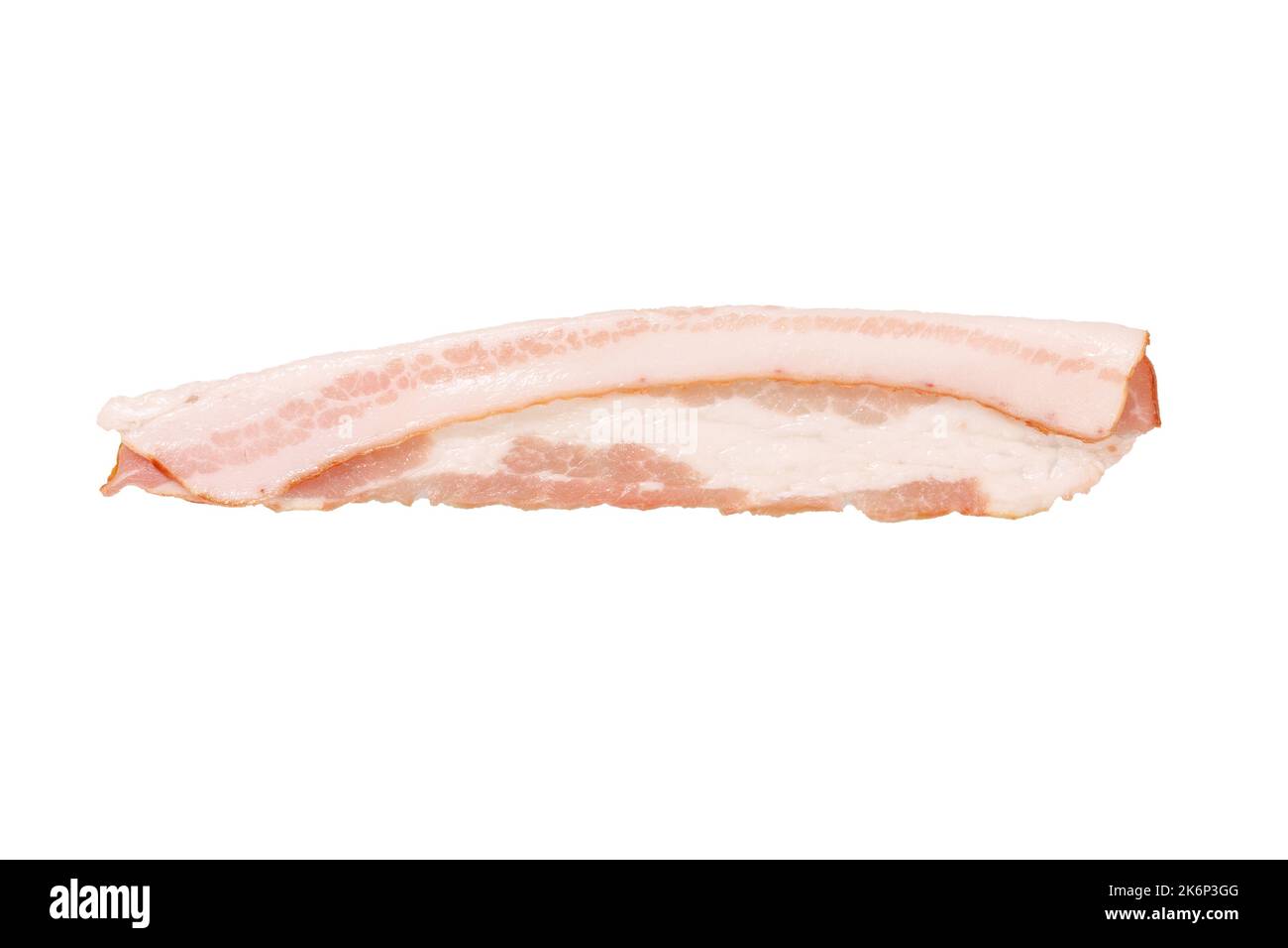 morceau de bacon fumé cru isolé sur fond blanc Banque D'Images