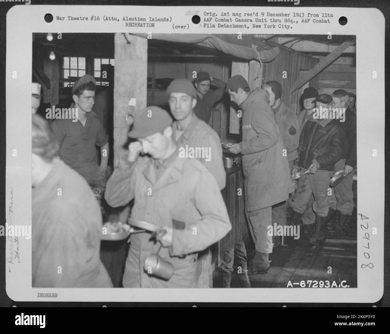 La Turquie et tous les Trimmings sont servis GI Du Groupe Bomb 77th et du Groupe Fighter 54th, passant par la ligne Chow à la salle de mess d'Alexai point sur Attu, îles Aléoutiennes. C'était le premier dîner de Thanksgiving célébré par le personnel militaire Banque D'Images