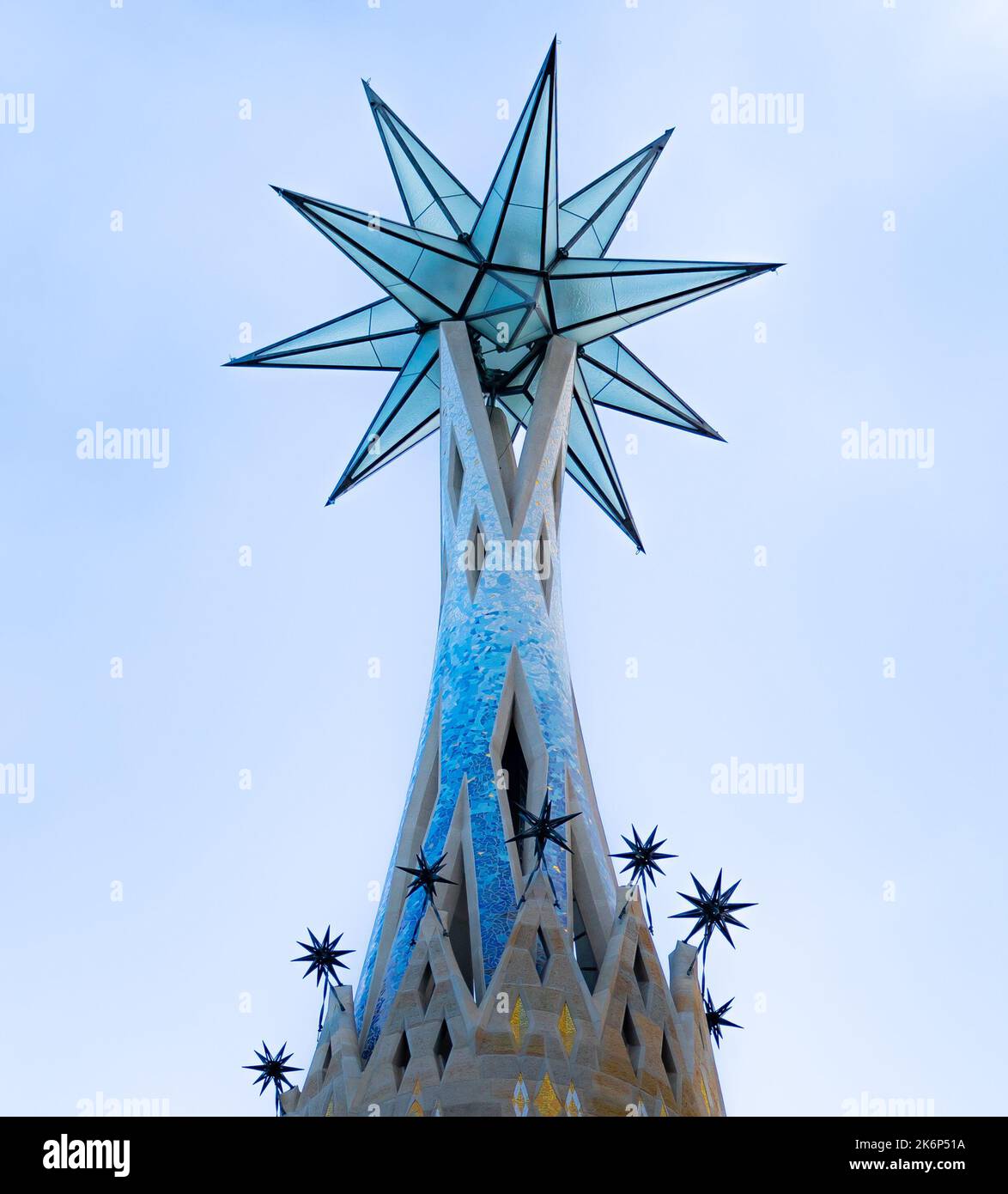 Étoile principale de la tour de la Vierge Marie de la Sagrada Familia et détails de petites étoiles, tuiles et décorations comme si elle était l'étoile de Noël Banque D'Images