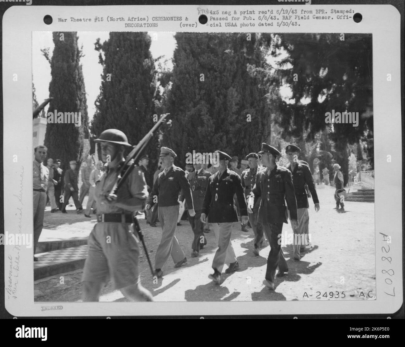 Fait partie des services du jour du souvenir pour les soldats américains inconnus tués dans la campagne nord-africaine. Le lieutenant général Carl Spaatz et le major général James Doolittle sont présentés ici au service. Banque D'Images Fait partie des services du jour du souvenir pour les soldats américains inconnus tués dans la campagne nord-africaine. Le lieutenant général Carl Spaatz et le major général James Doolittle sont présentés ici au service. Banque D'Images