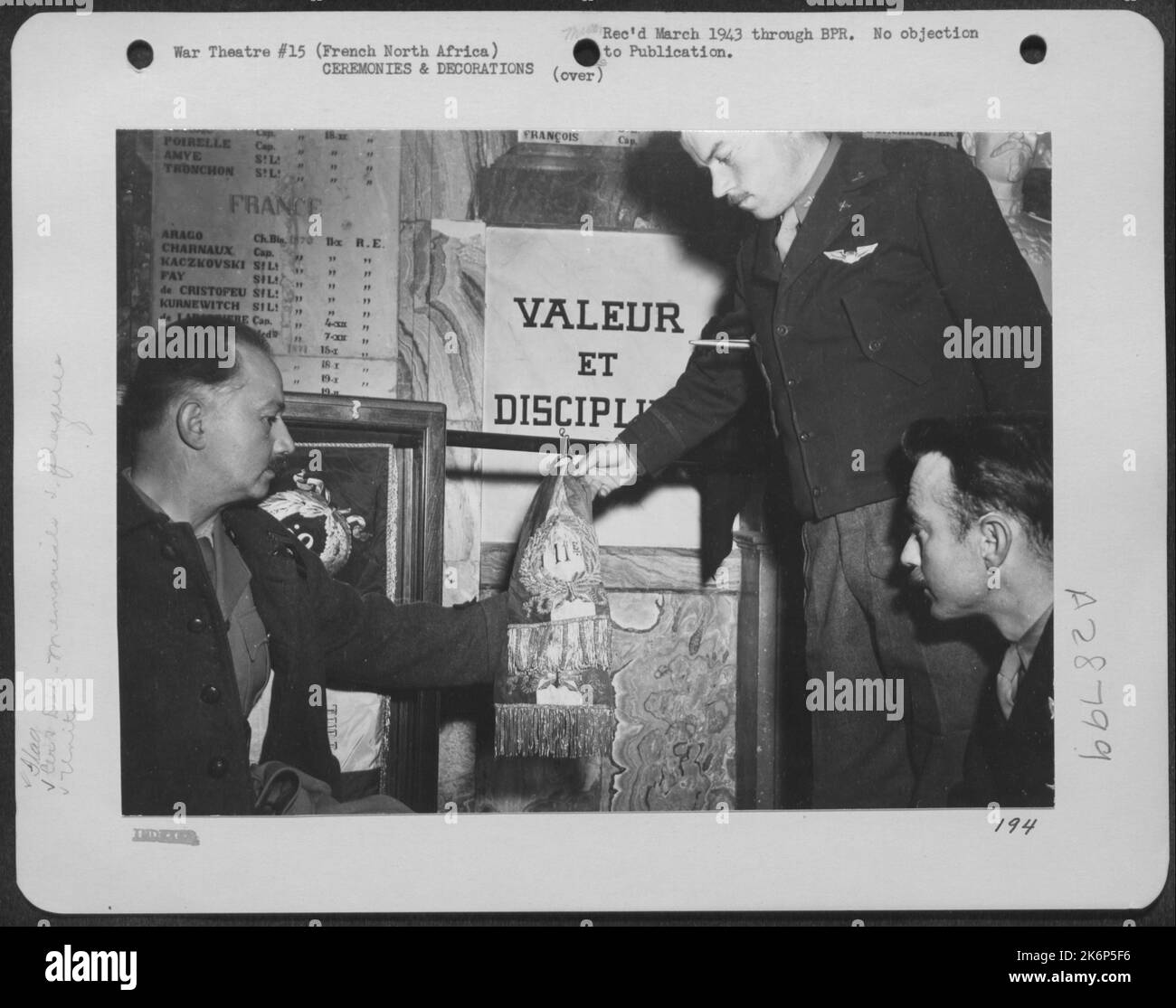 Ce cravat du régiment de 11th, a essuyé en France au cours de la première Guerre mondiale Une règle de la Légion est que le dernier homme laissé brûle le drapeau de la Légion; il n'est jamais capturé et ceci a été trouvé sous un légionnaire tombé, qui a été le corps a été entouré par les corps Banque D'Images
