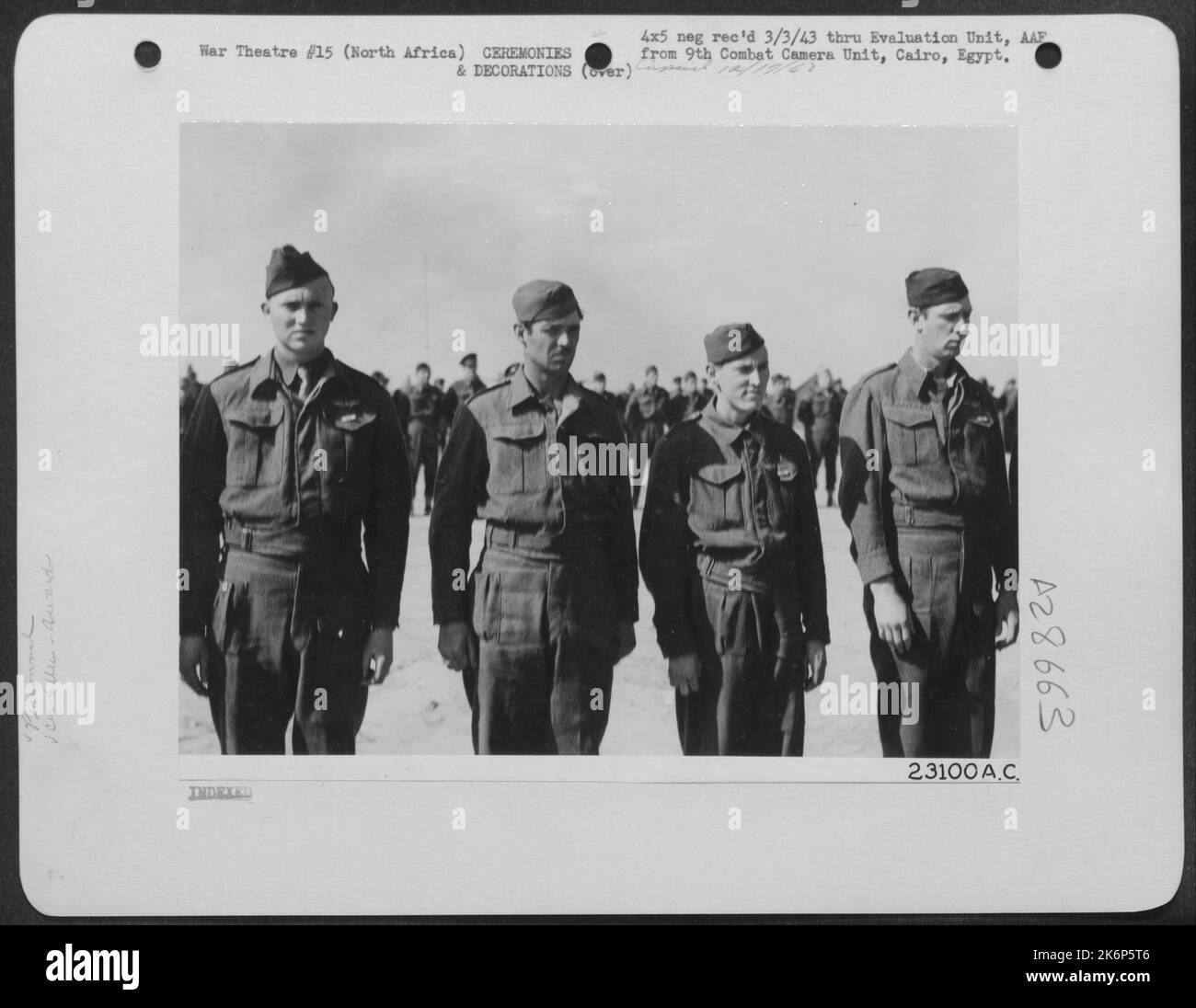 De gauche à droite : T/Sgt. Walter D. Smith, Pardoni, Colorado; T/Sgt. Augustus B. Thompson, Elbert, Texas; T/Sgt. Louis A. Webb, Palm City, en Californie; et Sgt. William E. Austin, Hollywood, Californie Banque D'Images