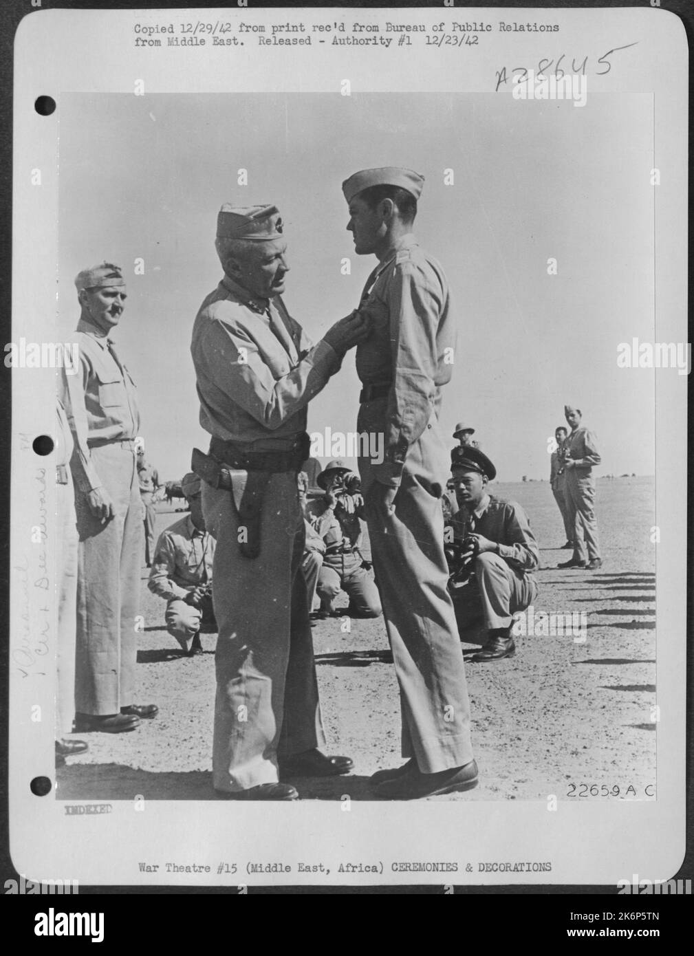 Lieutenant-général Frank M. Andrews, commandant en chef des États-Unis Les forces de l'armée au Moyen-Orient, épinglant le cœur violet sur 1st Lyn Parker, Jr., d'Arkansas City, Ark., pour les blessures reçues lors d'un combat aérien avec des avions ennemis au-dessus de la Méditerranée Banque D'Images