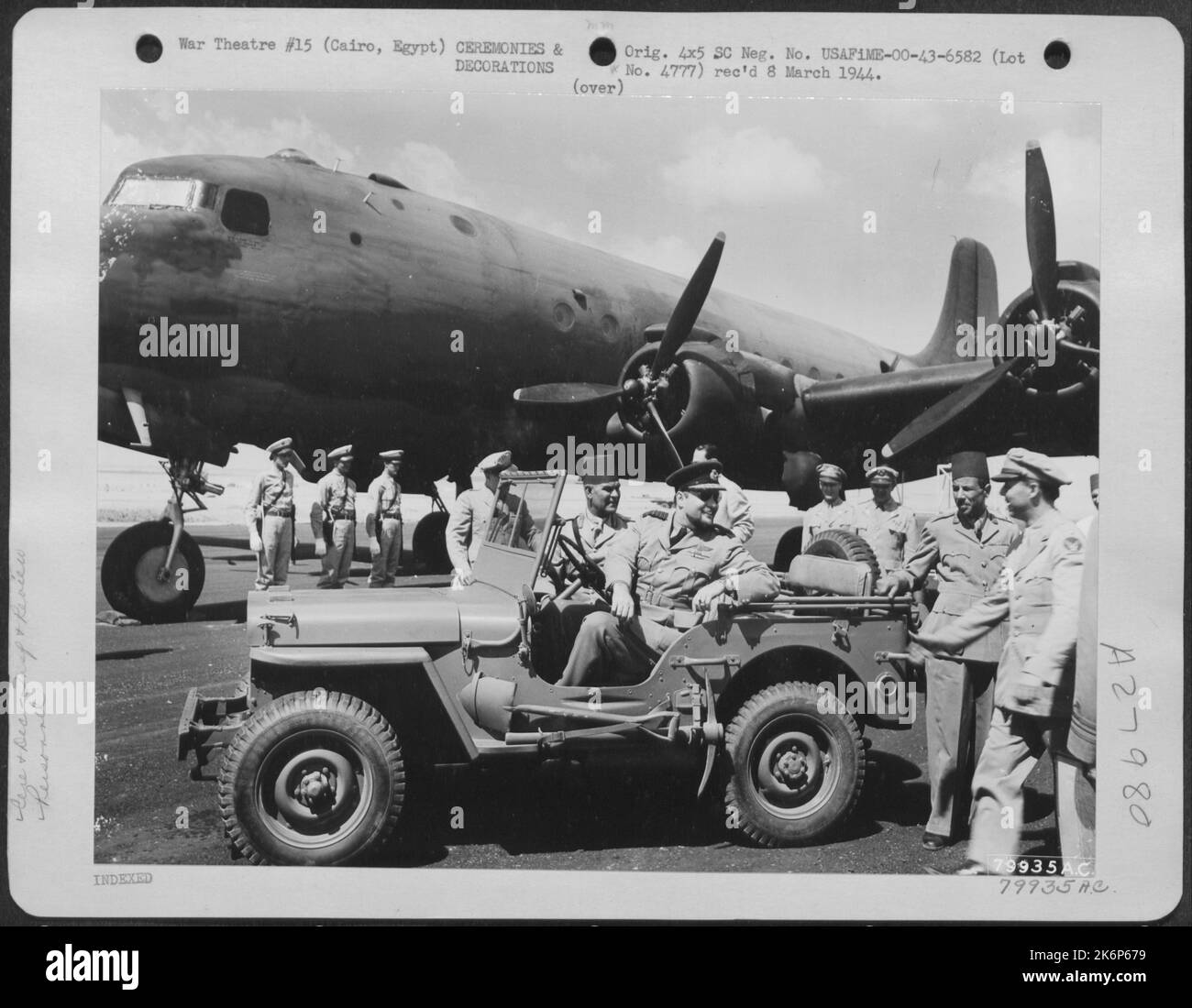Sa Majesté le Roi Farouk d'Égypte est accueilli par un officier américain à son arrivée pour une visite à John Payne Field, au Caire, en Égypte, le 23 septembre 1943. Le roi a conduit sa propre jeep, une armée américaine présente, sur le terrain. Banque D'Images