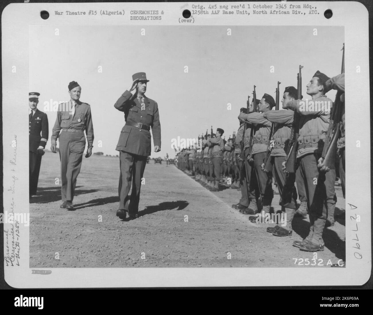 Le général Charles de Gaulle inspecte les troupes sous son commandement à l'aérodrome de la Senia, en Algérie, en Afrique du Nord. 1258th unité de base AAF, commande de transport aérien. Banque D'Images