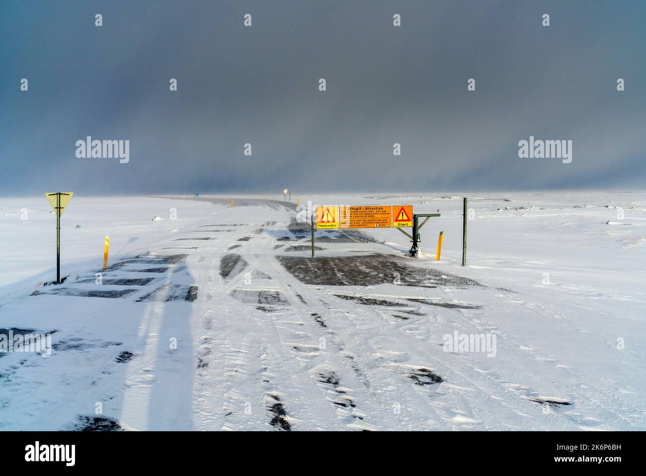 Voyage d'hiver en Islande, route périphérique près du Golden Gate Bridge de Higlands, région du nord-est. Islande, Europe. Banque D'Images