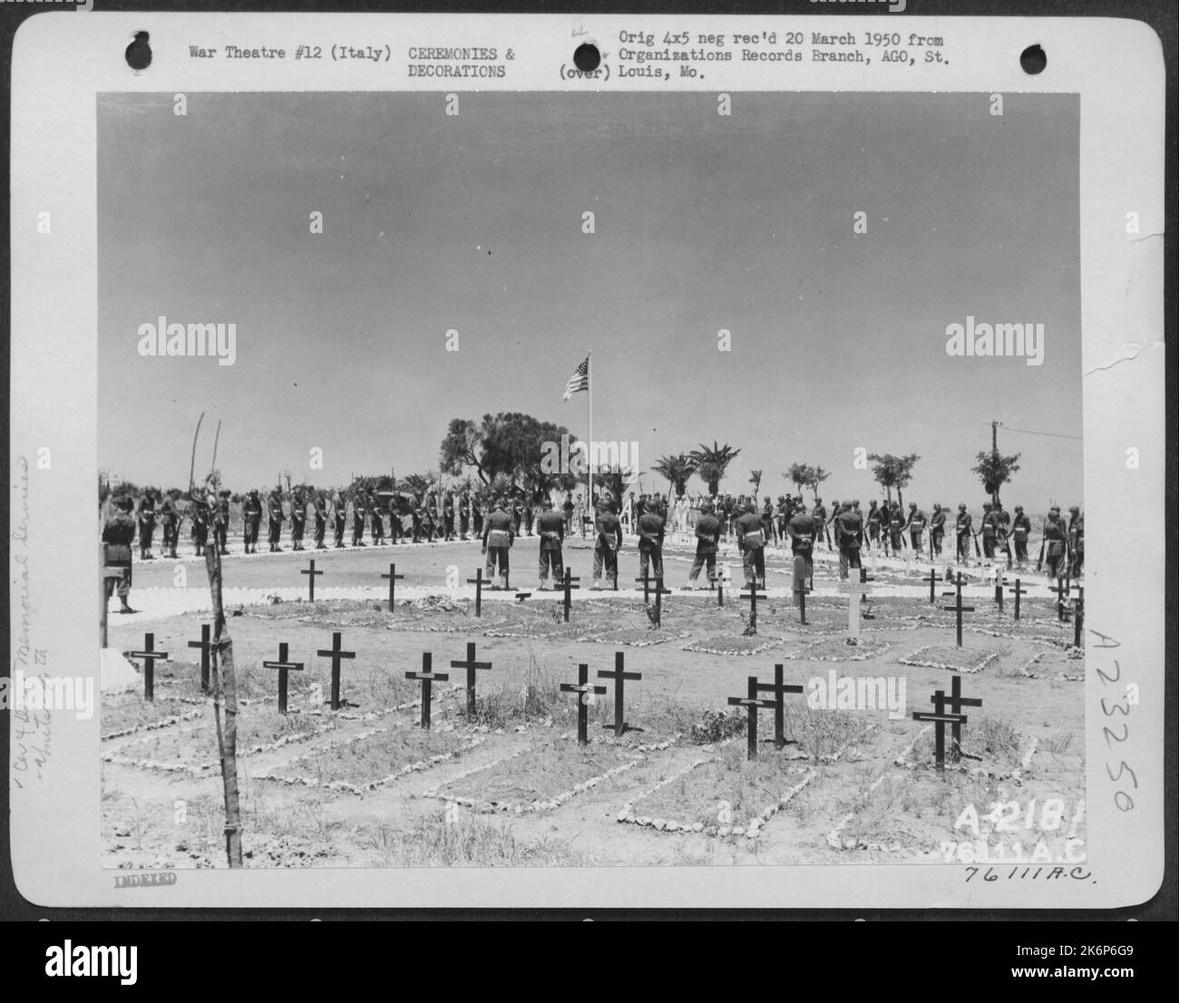 Les gardes d'honneur se forment lors D'Une cérémonie du jour du souvenir honorant les morts de guerre dans Un cimetière quelque part en Italie. 90th photo Reconn Wing. Banque D'Images