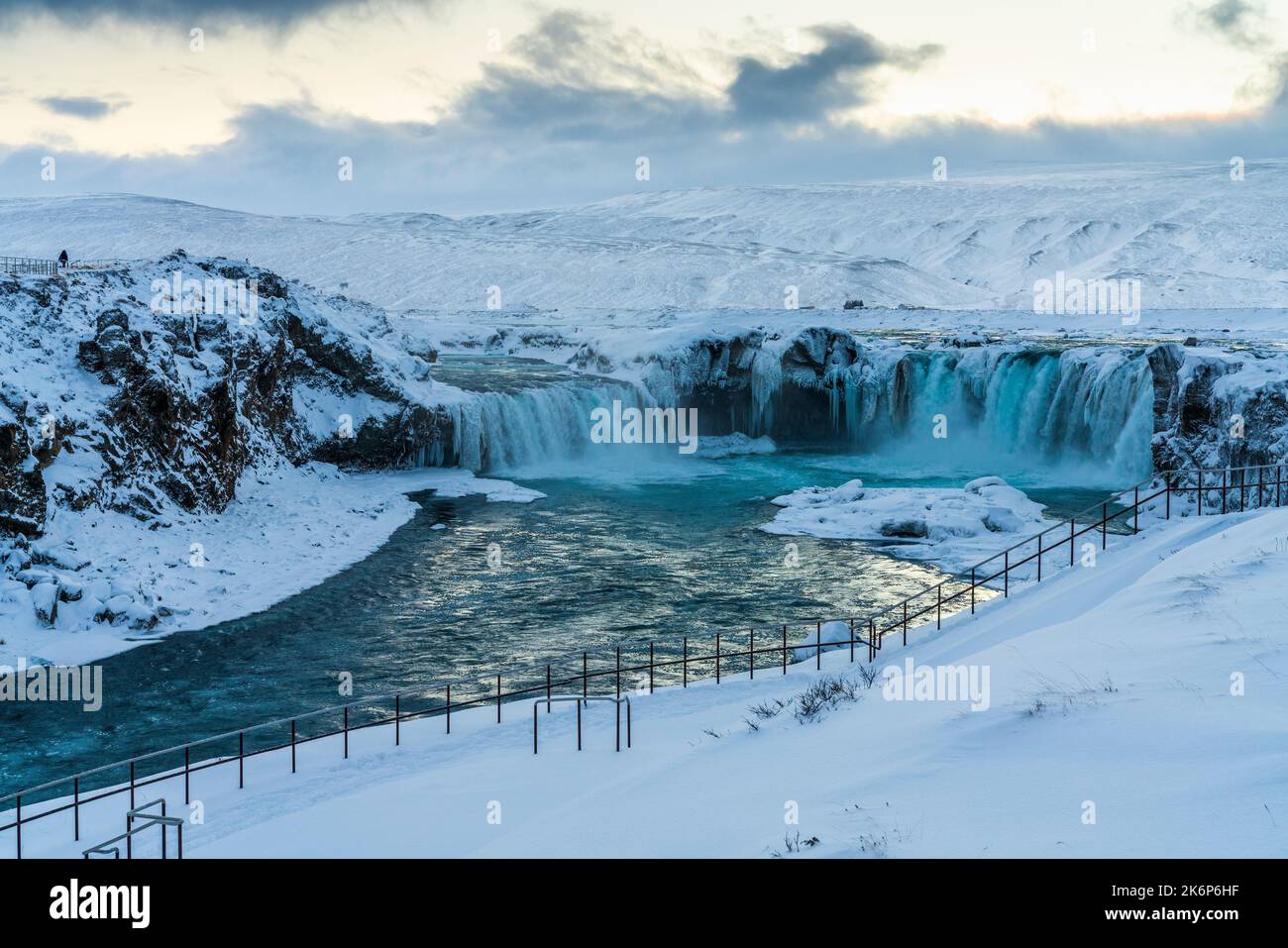 Hiver à la chute d'eau Godafoss, région du Nord-est. Islande, Europe. Banque D'Images