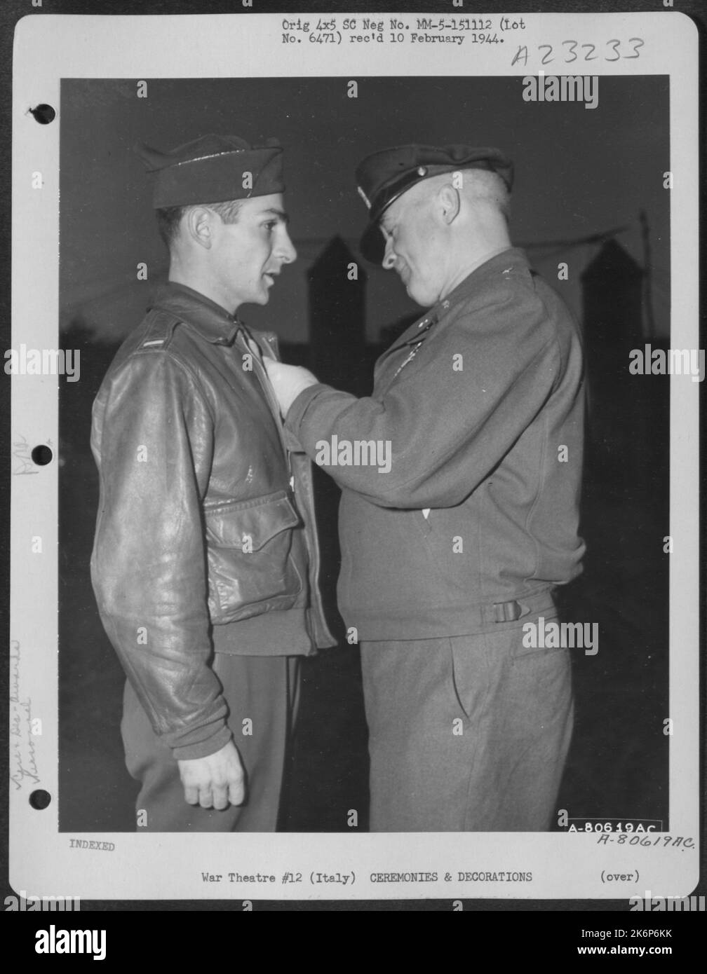 Le général Henry H. Arnold, Chef de l'Armée de l'Air, présente la Croix de vol distinguée au 1st lieutenant Michael P. Yannell de Summit, NJ, lors D'Une cérémonie dans le secteur de Pogmigliano, Italie, 10 décembre 1943. Banque D'Images