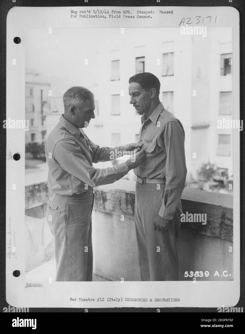 Le général de division Nathan F. Twining (à gauche), commandant général ...