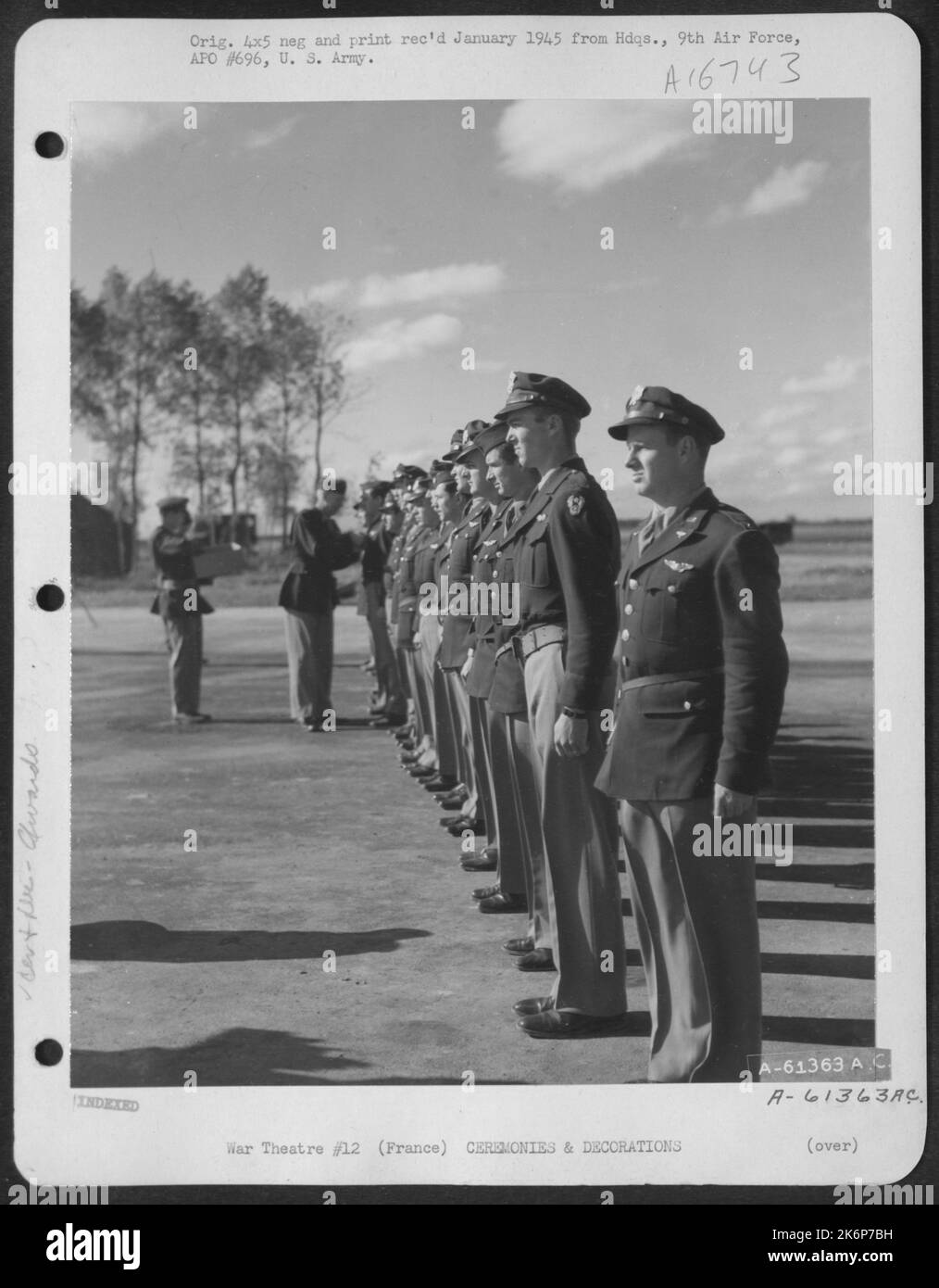 Brig. Le général Ned Schramm de Miami, en Floride, et Seattle, Washington, ont photographié l'attribution de la Médaille de l'air aux pilotes de l'Armée de l'Air de 9th, dans Une base de chasseurs de nuit P-61 Black Widow quelque part en France. 8 octobre 1944. Banque D'Images