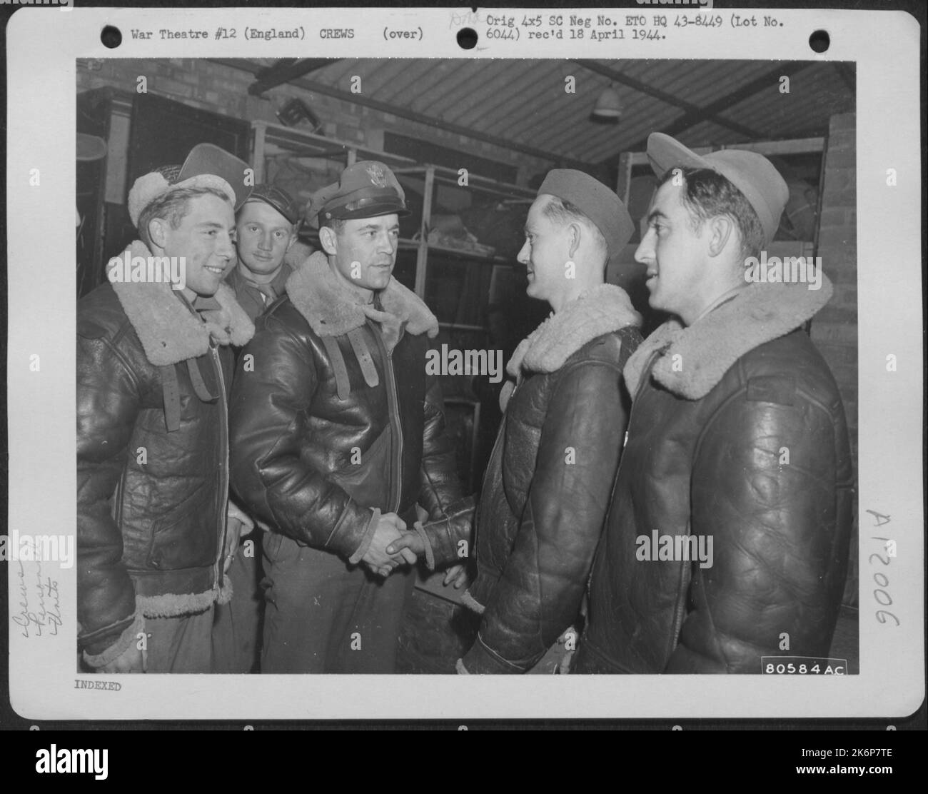 Le colonel Joesph Nazzaro de Los Angeles, en Californie, commandant du Groupe de la bombe de 381st à Ridgewell, en Angleterre, félicite certains des membres de son Groupe qui ont accompli 25 missions opérationnelles contre l'ennemi. 18 novembre 1943. Banque D'Images
