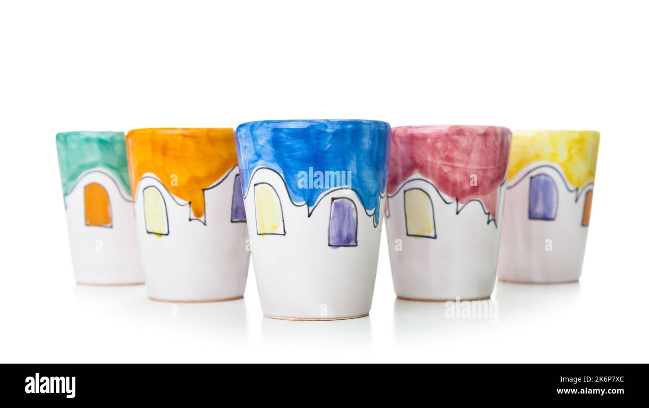 Vietri, Italie - 16 janvier 2014 : tasses en céramique de Vietri peintes à la main. Les créations de Daedalus Vietri sont des contes de fées peints qui donnent la joie, la magie, qui ne font pas Banque D'Images