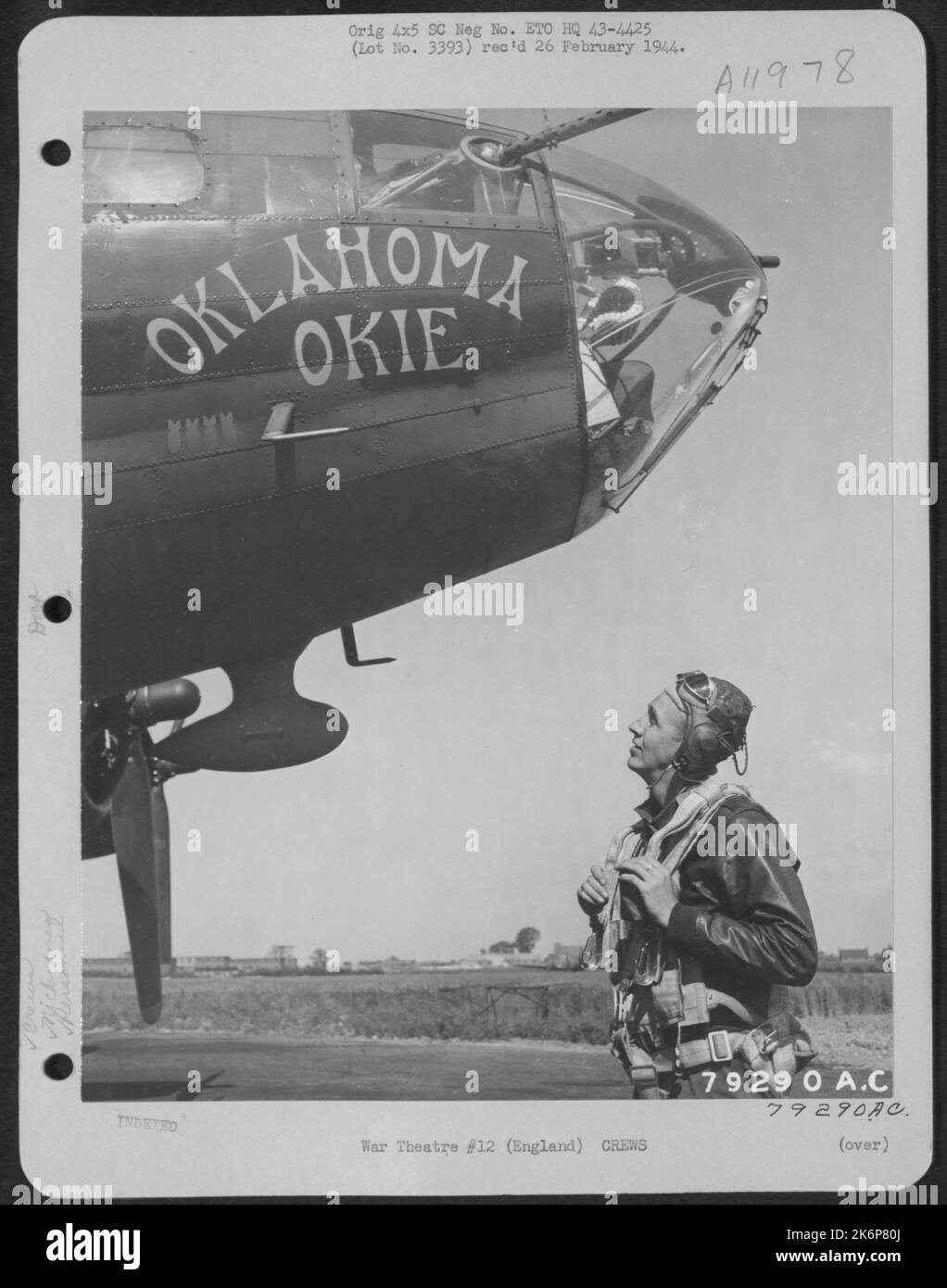 Le Sgt Arnold Muson de Spokane, Washington, Un membre de l'équipage du Boeing B-17 « Oklahoma Oakie » regarde avec fierté les bombardes Bomb Demarkations qui rappellent les vols opérationnels à sa base de Bassingbourne, en Angleterre. 16 juin 1943. Banque D'Images