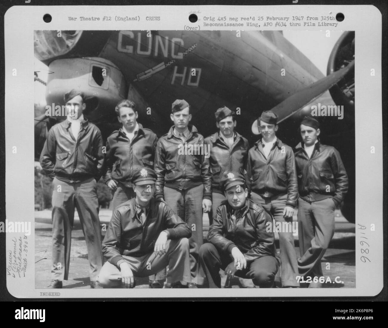 Le capitaine Dinwoodie et l'équipage du Boeing B-17 'Gung Ho' du groupe Bomb 390th posent par leur avion à leur base en Angleterre le 23 août 1944. Banque D'Images